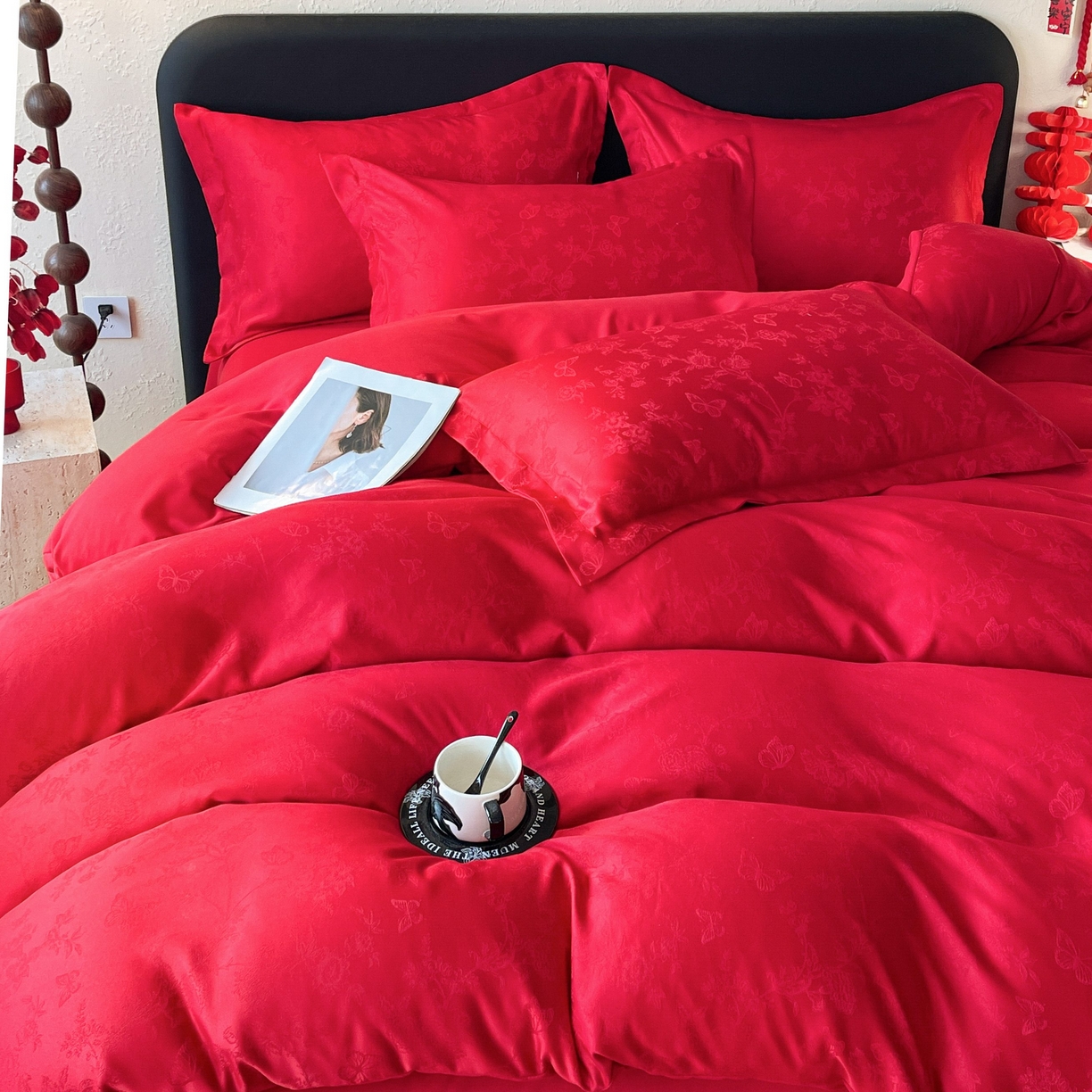 91家纺网 家纺一手货源 找家纺 大麦乐田 2026春夏新款贡缎提花大红四件套 爱草