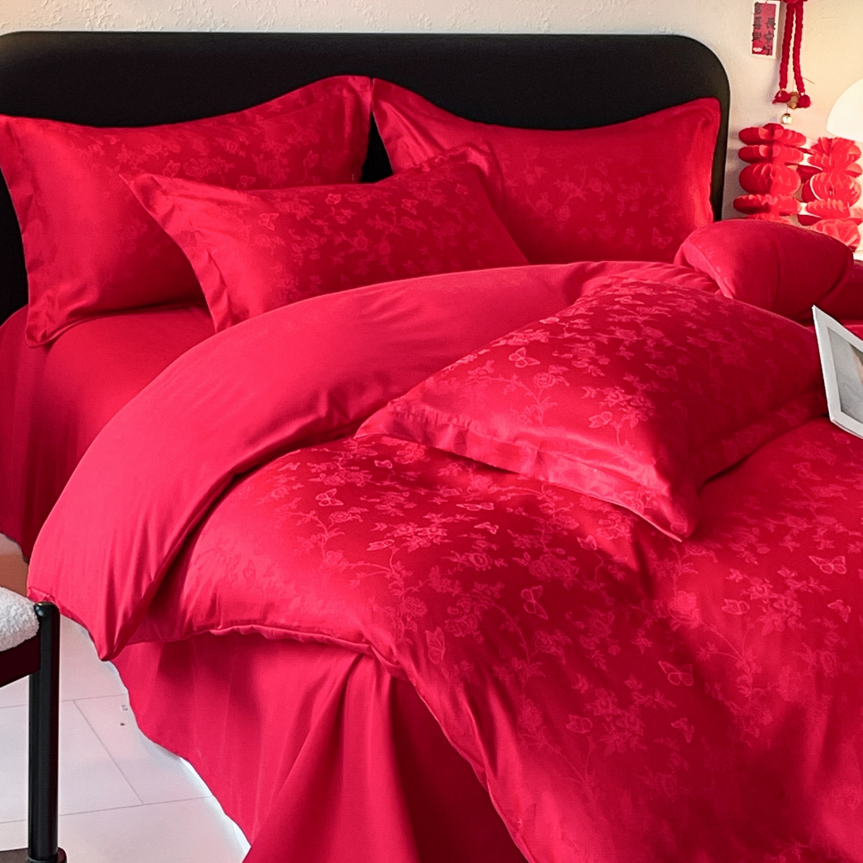 91家纺网 家纺一手货源 找家纺 大麦乐田 2026春夏新款贡缎提花大红四件套 爱草