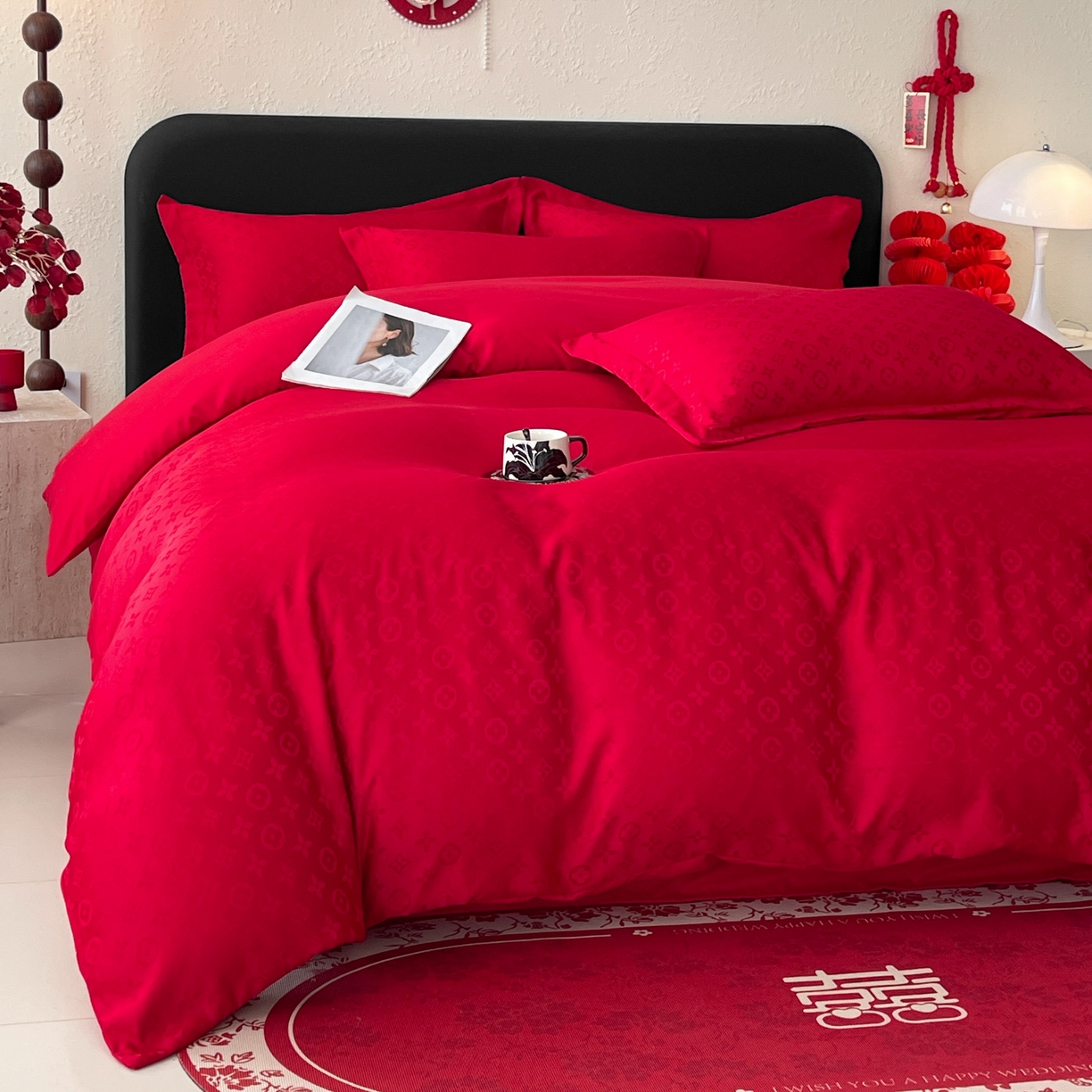 91家纺网 家纺一手货源 找家纺 大麦乐田 2026春夏新款贡缎提花大红四件套 路易