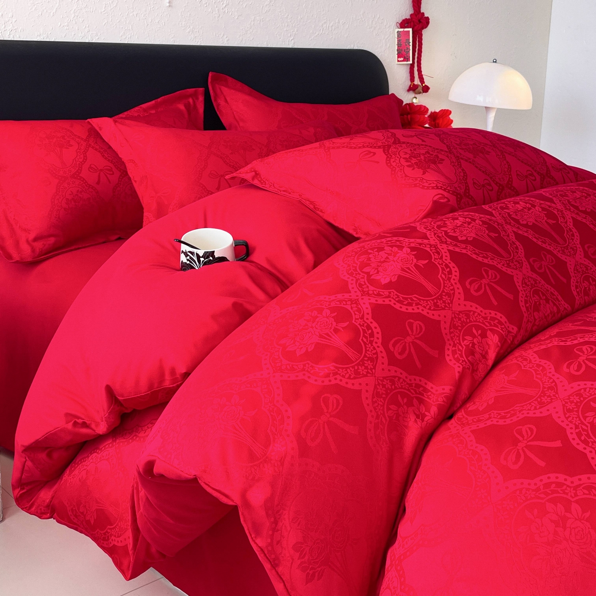 91家纺网 家纺一手货源 找家纺 大麦乐田 2026春夏新款贡缎提花大红四件套 艾利丝