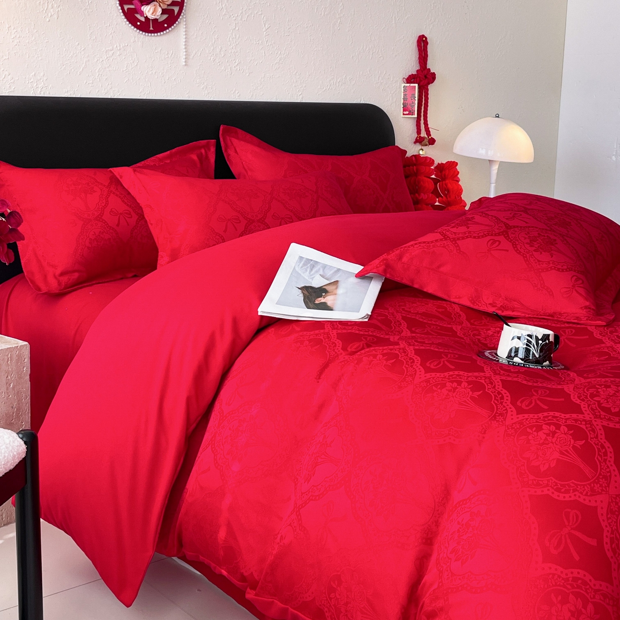 91家纺网 家纺一手货源 找家纺 大麦乐田 2026春夏新款贡缎提花大红四件套 艾利丝