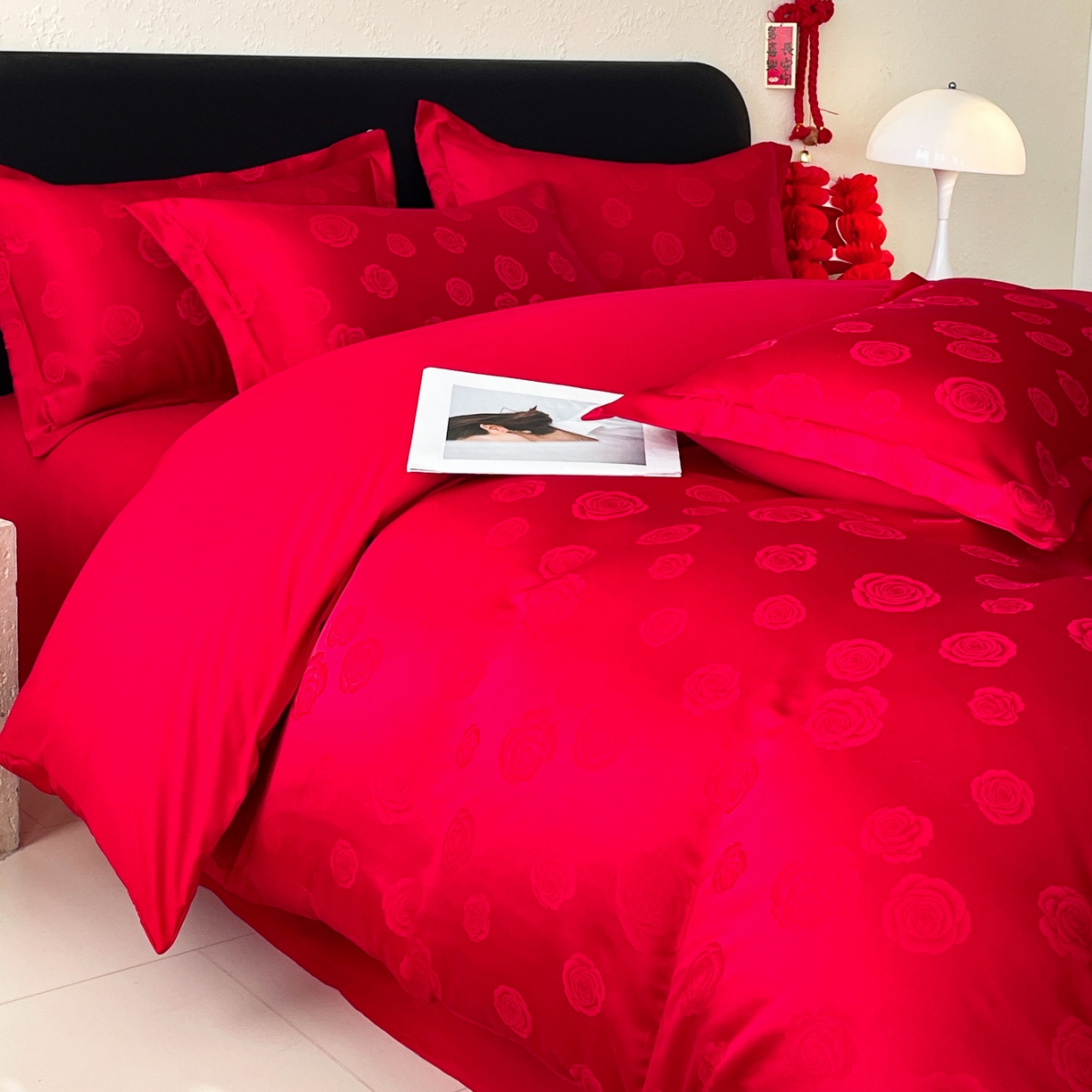 91家纺网 家纺一手货源 找家纺 大麦乐田 2026春夏新款贡缎提花大红四件套 玫瑰