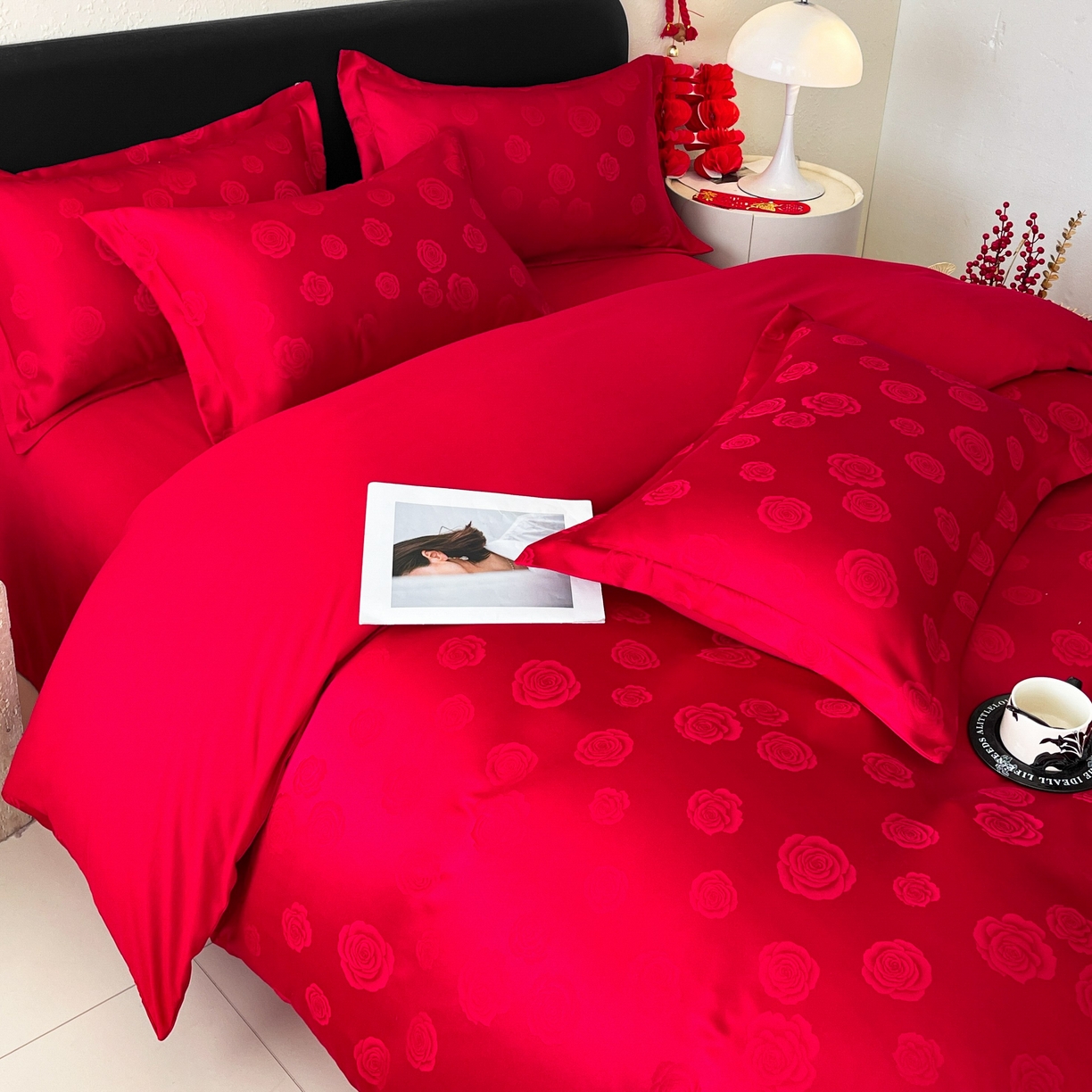 91家纺网 家纺一手货源 找家纺 大麦乐田 2026春夏新款贡缎提花大红四件套 玫瑰