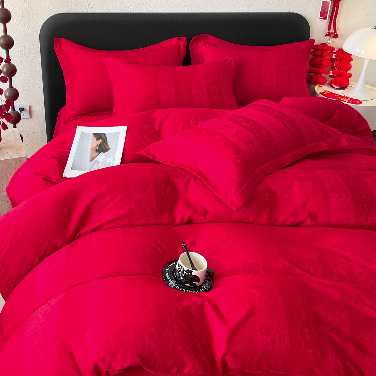 91家纺网 家纺一手货源 找家纺 大麦乐田 2026春夏新款贡缎提花大红四件套 恬梦