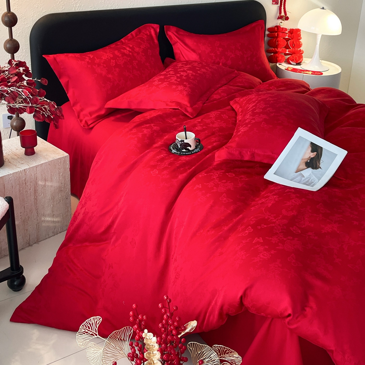 91家纺网 家纺一手货源 找家纺 大麦乐田 2026春夏新款贡缎提花大红四件套 爱草