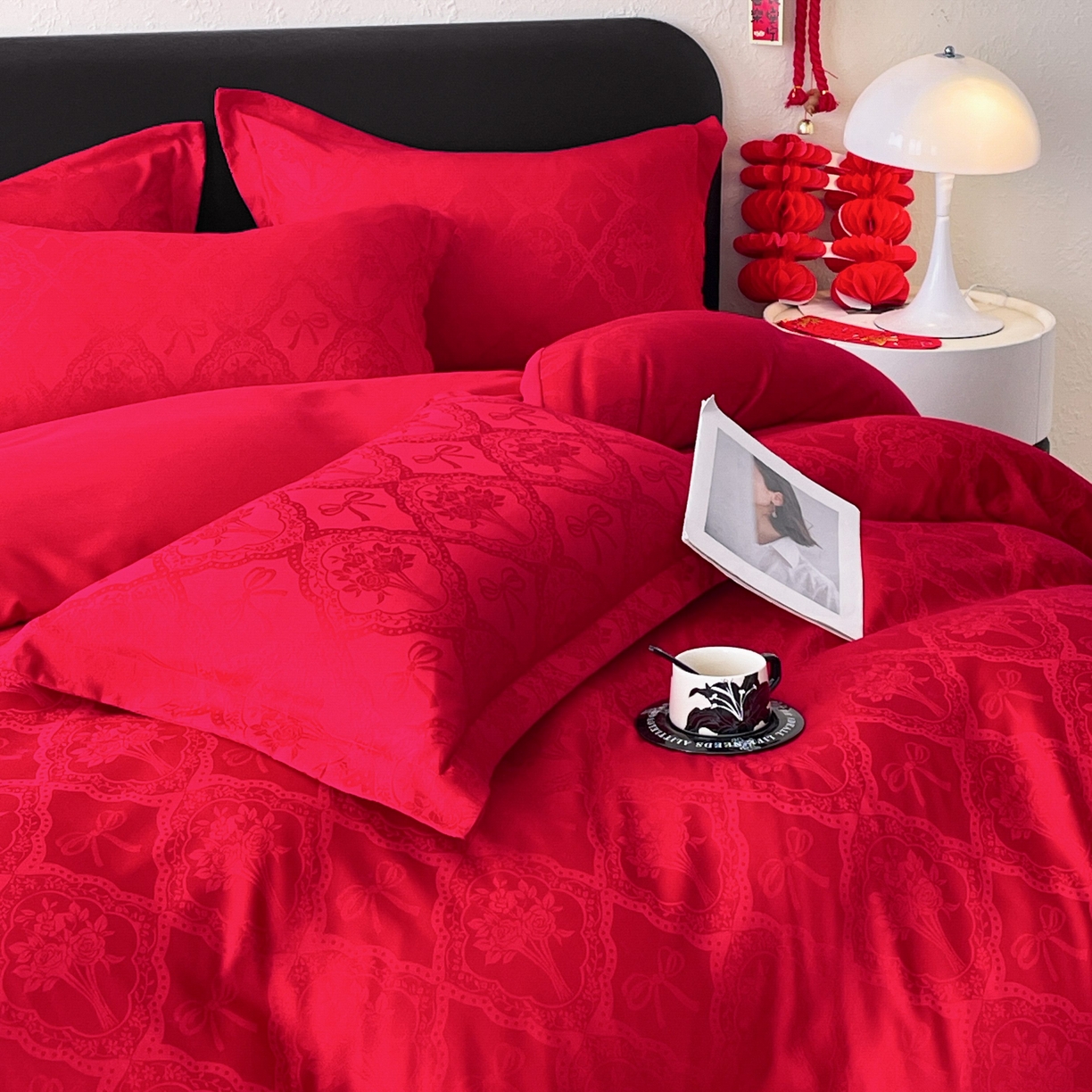 91家纺网 家纺一手货源 找家纺 大麦乐田 2026春夏新款贡缎提花大红四件套 艾利丝