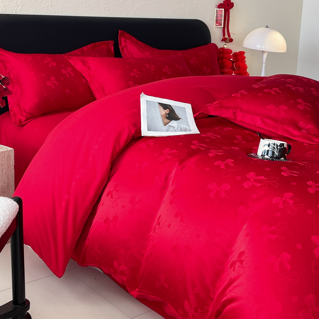 91家纺网 家纺一手货源 找家纺 大麦乐田 2026春夏新款贡缎提花大红四件套 领结