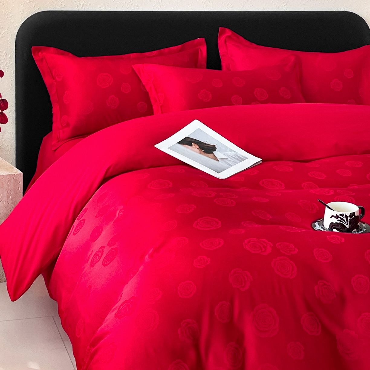 91家纺网 家纺一手货源 找家纺 大麦乐田 2026春夏新款贡缎提花大红四件套 玫瑰