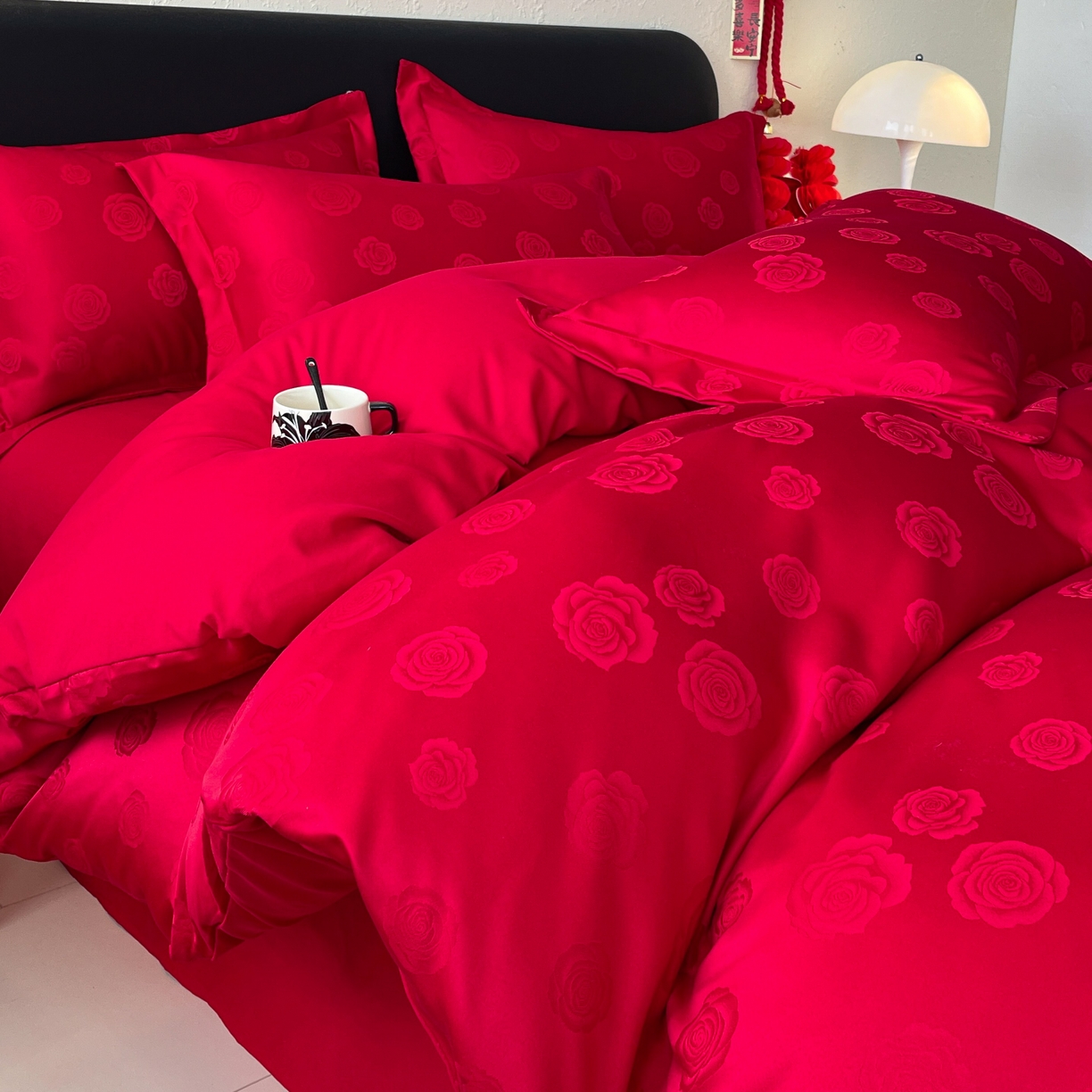 91家纺网 家纺一手货源 找家纺 大麦乐田 2026春夏新款贡缎提花大红四件套 玫瑰