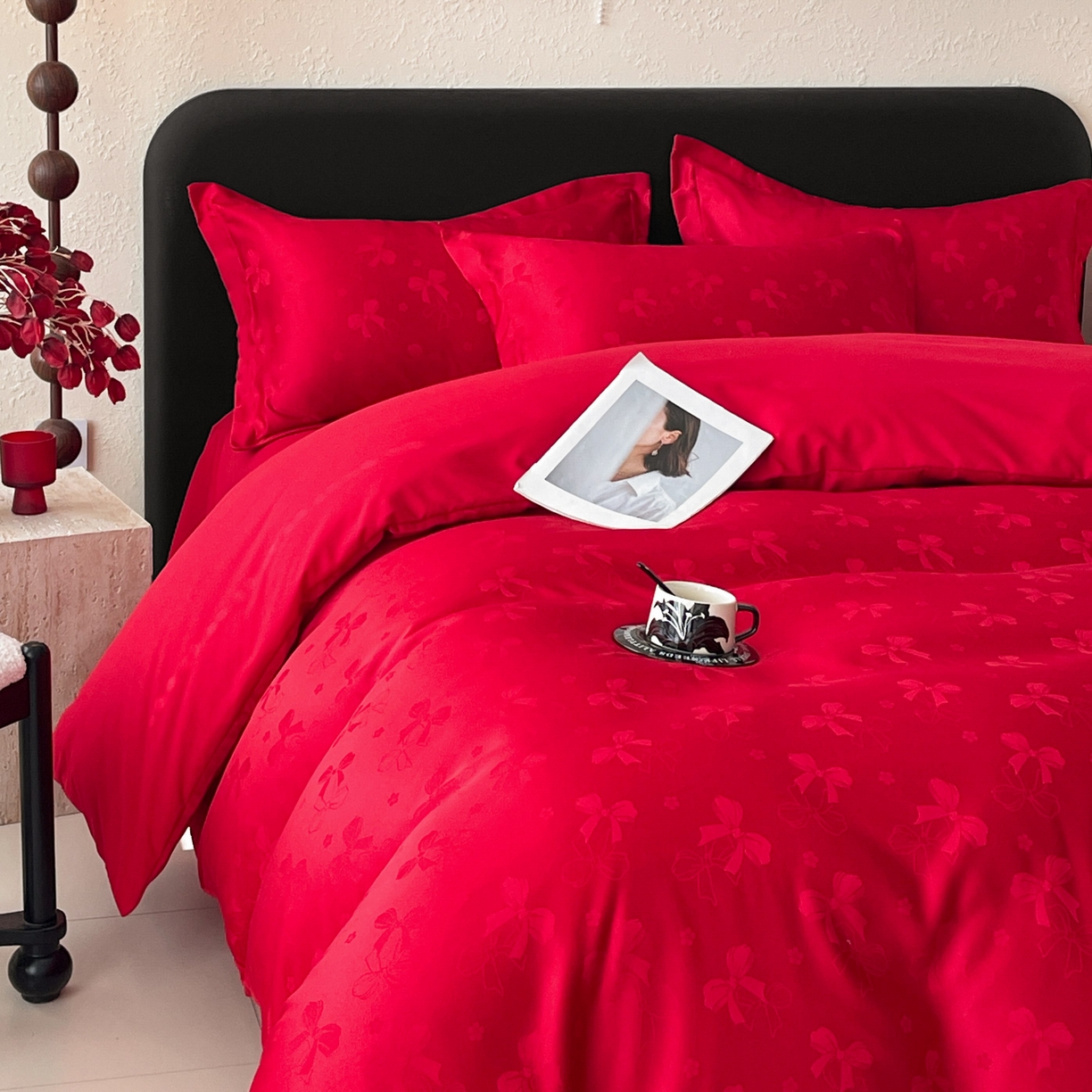 91家纺网 家纺一手货源 找家纺 大麦乐田 2026春夏新款贡缎提花大红四件套 领结