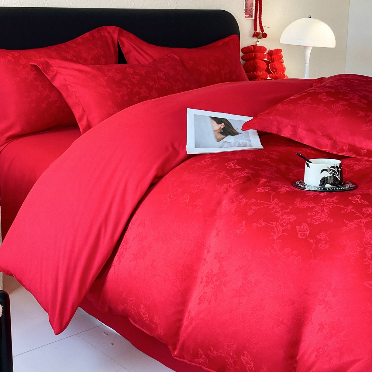 91家纺网 家纺一手货源 找家纺 大麦乐田 2026春夏新款贡缎提花大红四件套 爱草