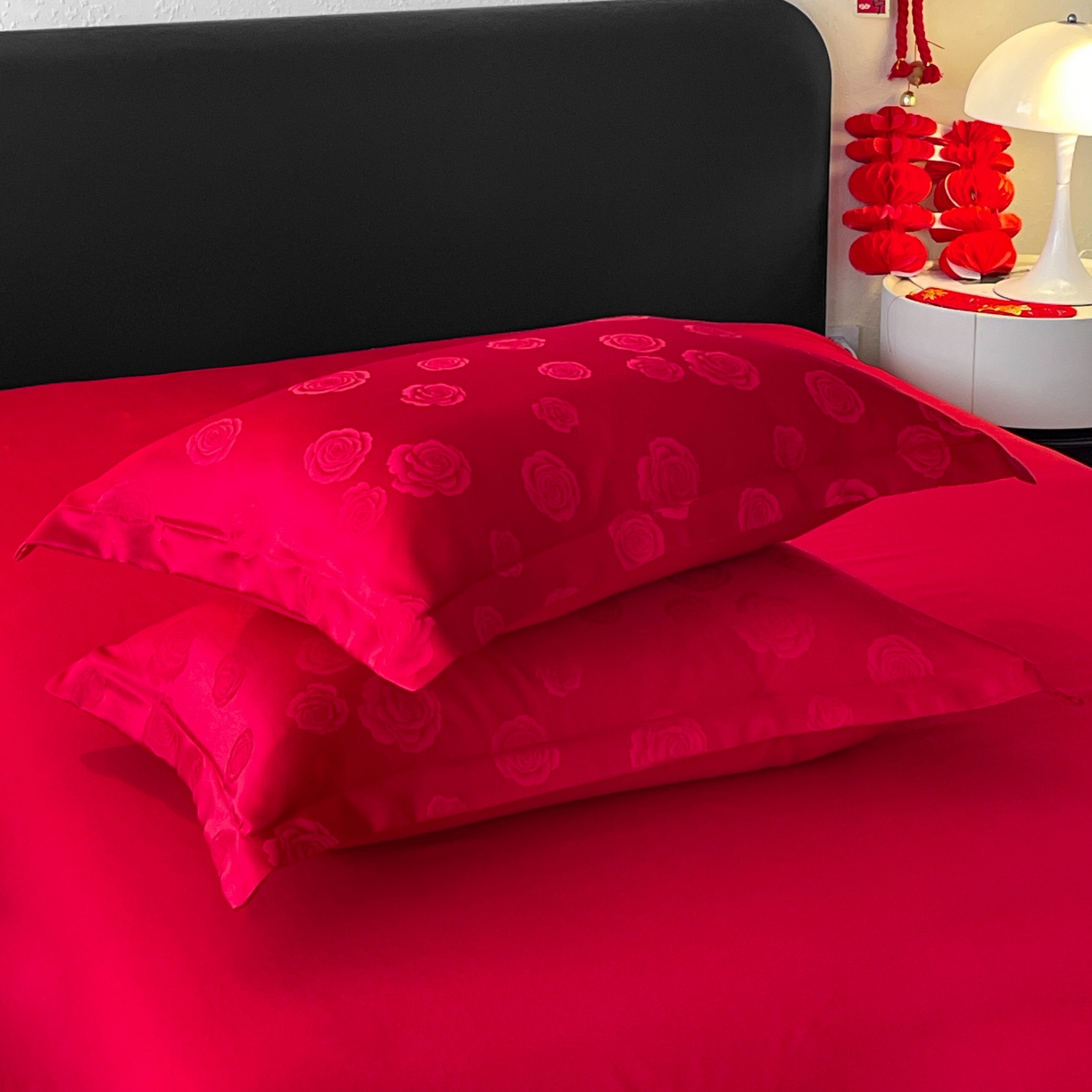 91家纺网 家纺一手货源 找家纺 大麦乐田 2026春夏新款贡缎提花大红四件套 玫瑰