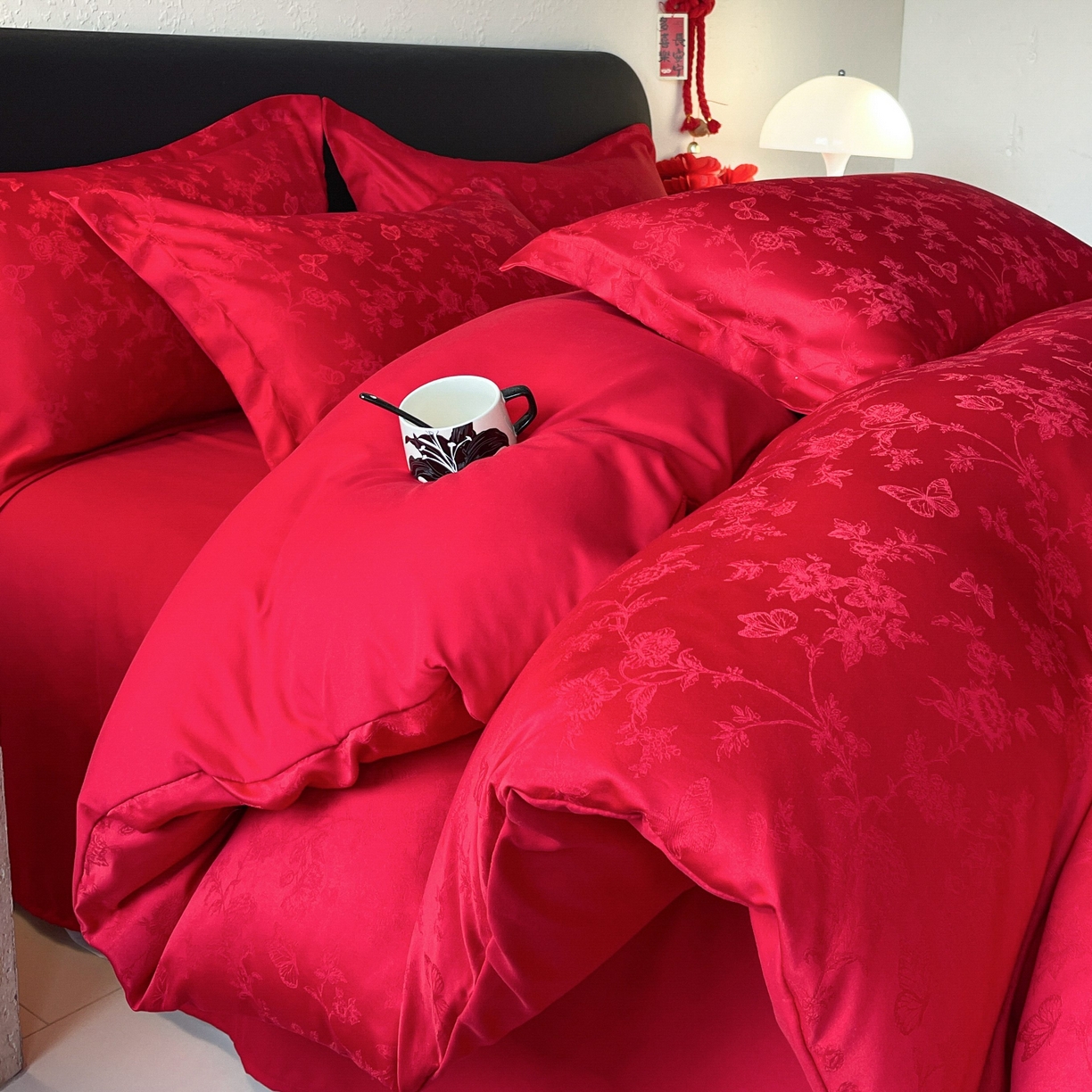 91家纺网 家纺一手货源 找家纺 大麦乐田 2026春夏新款贡缎提花大红四件套 爱草