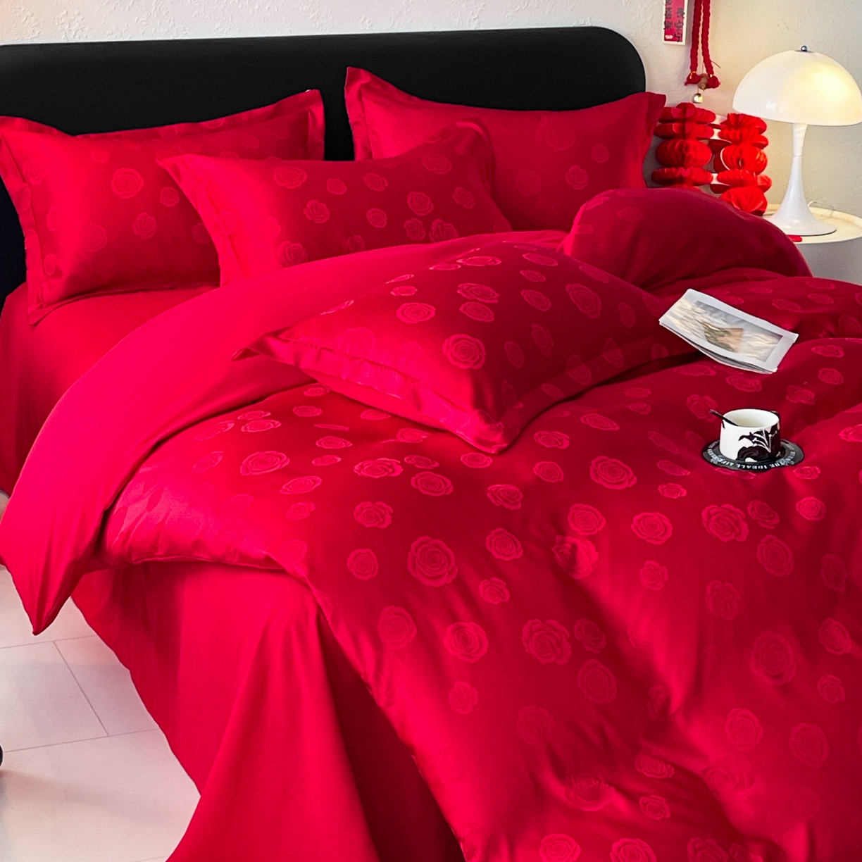 91家纺网 家纺一手货源 找家纺 大麦乐田 2026春夏新款贡缎提花大红四件套 玫瑰