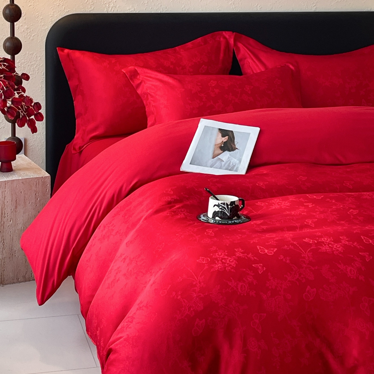 91家纺网 家纺一手货源 找家纺 大麦乐田 2026春夏新款贡缎提花大红四件套 爱草