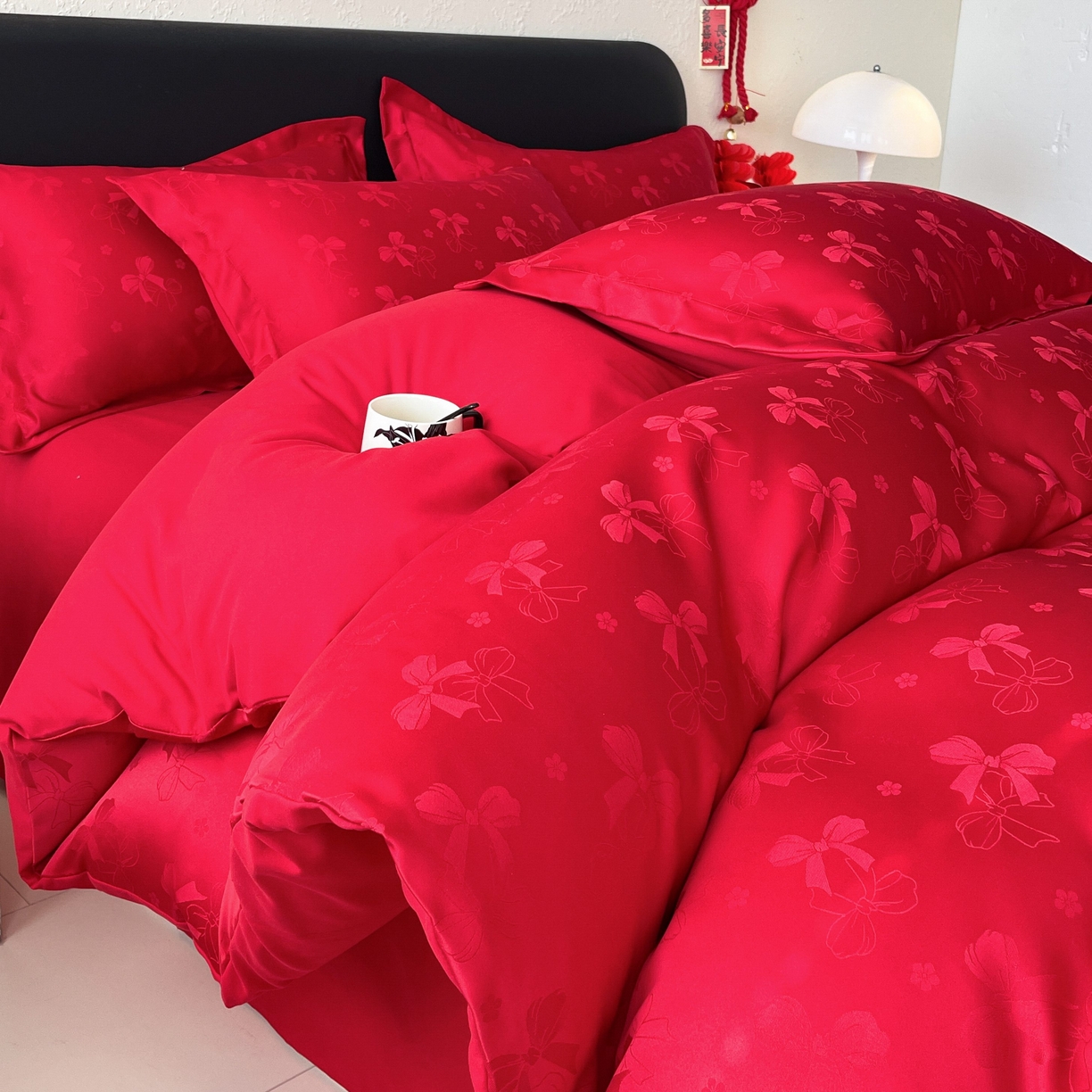 91家纺网 家纺一手货源 找家纺 大麦乐田 2026春夏新款贡缎提花大红四件套 领结