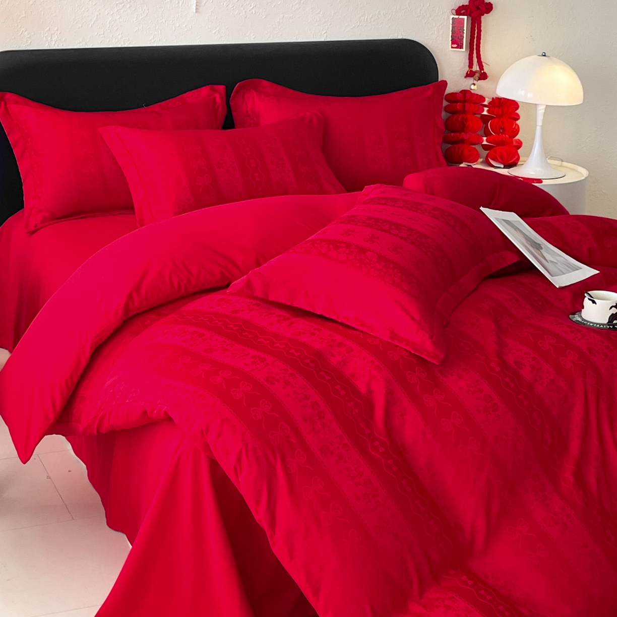 91家纺网 家纺一手货源 找家纺 大麦乐田 2026春夏新款贡缎提花大红四件套 恬梦