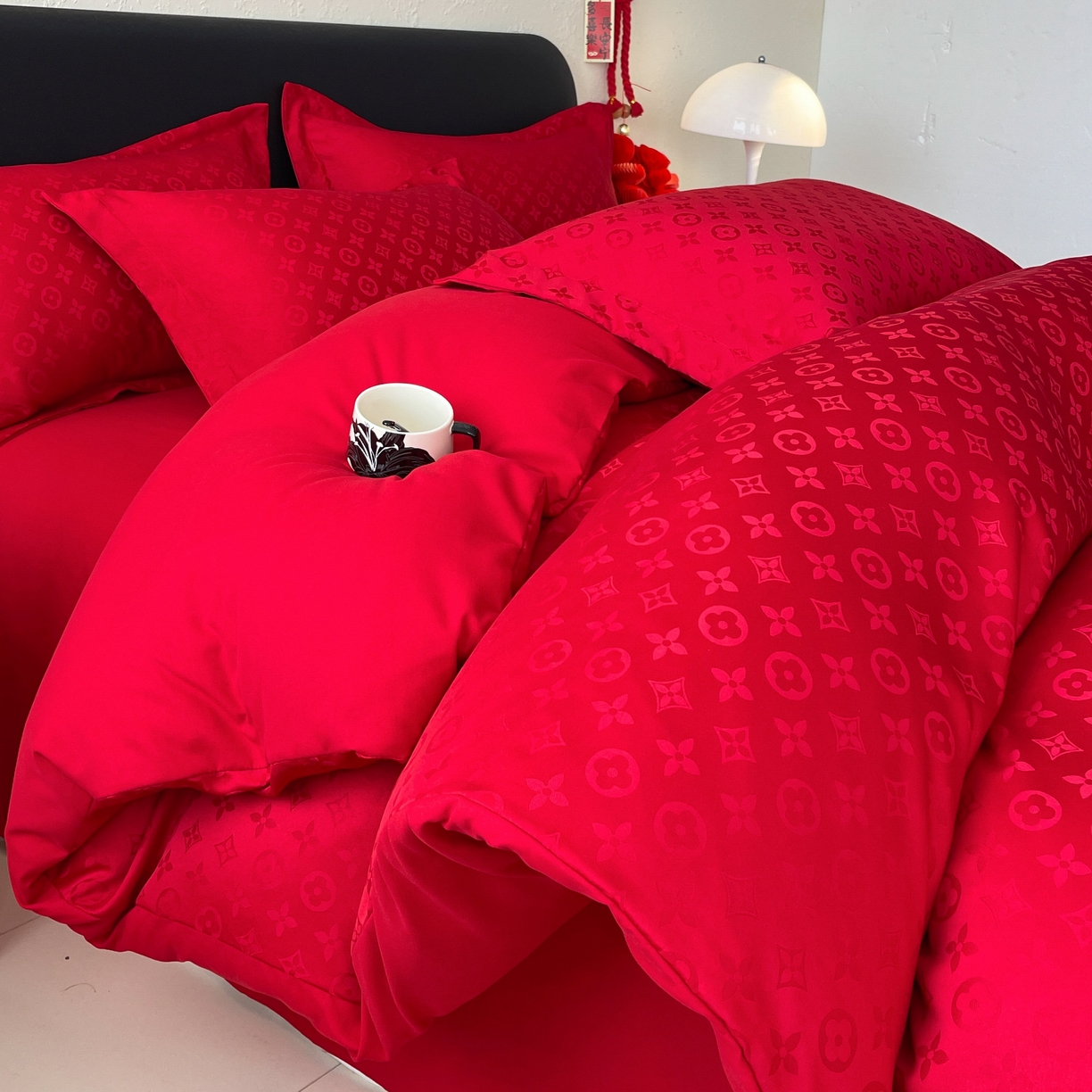 91家纺网 家纺一手货源 找家纺 大麦乐田 2026春夏新款贡缎提花大红四件套 路易