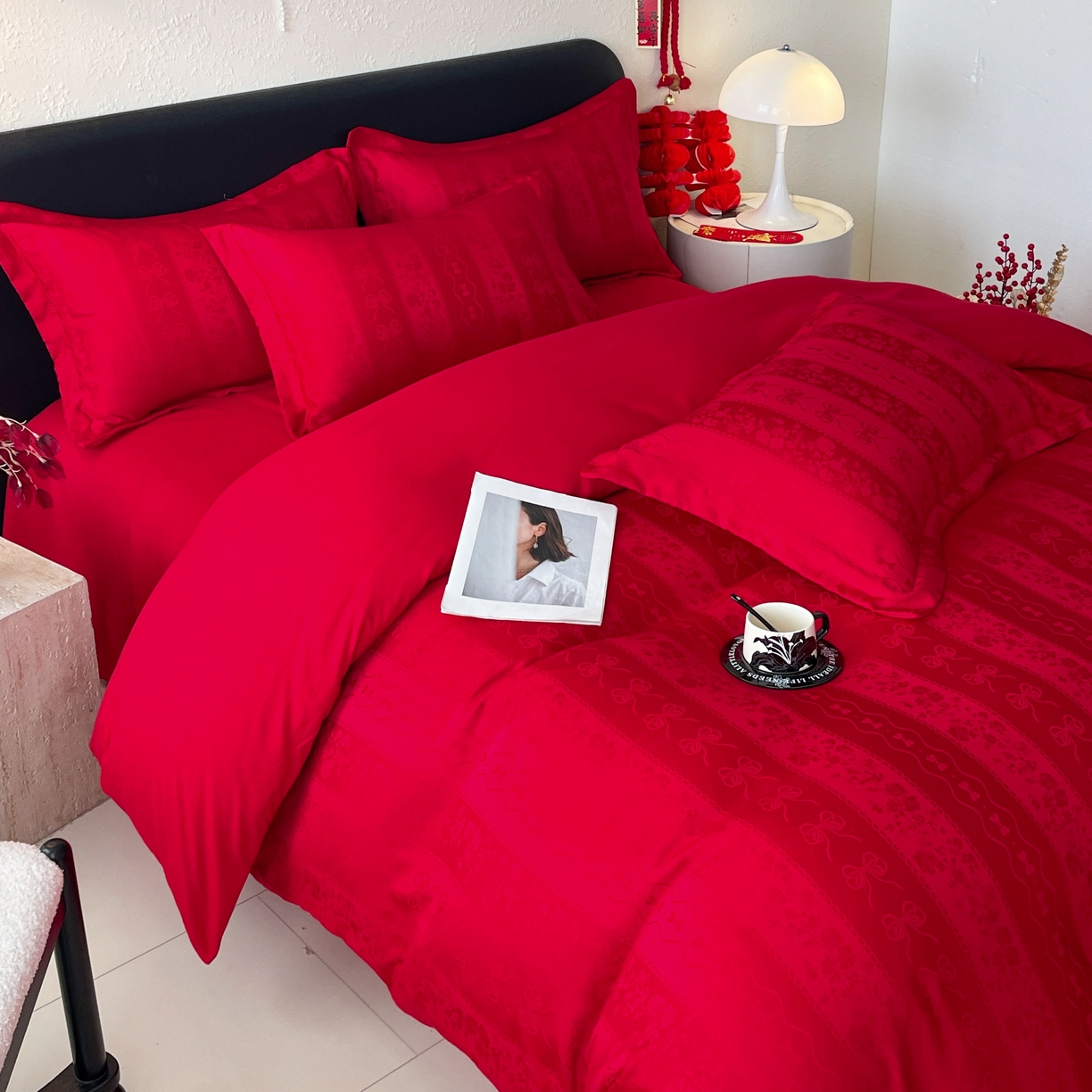 91家纺网 家纺一手货源 找家纺 大麦乐田 2026春夏新款贡缎提花大红四件套 恬梦