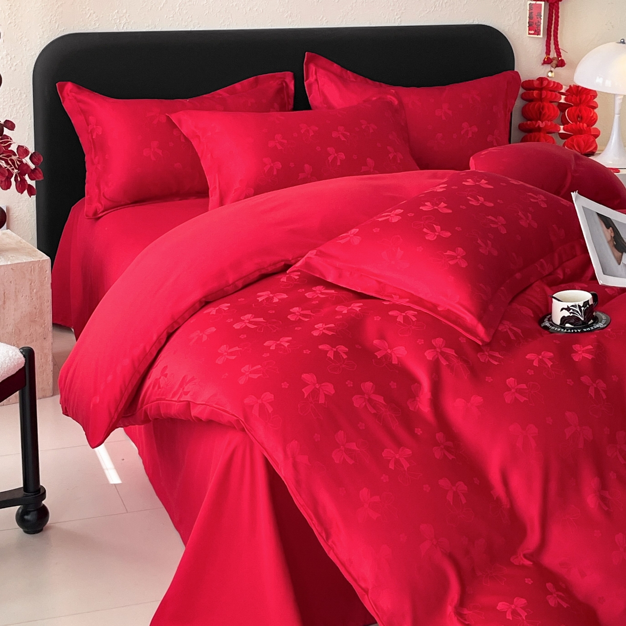 91家纺网 家纺一手货源 找家纺 大麦乐田 2026春夏新款贡缎提花大红四件套 领结