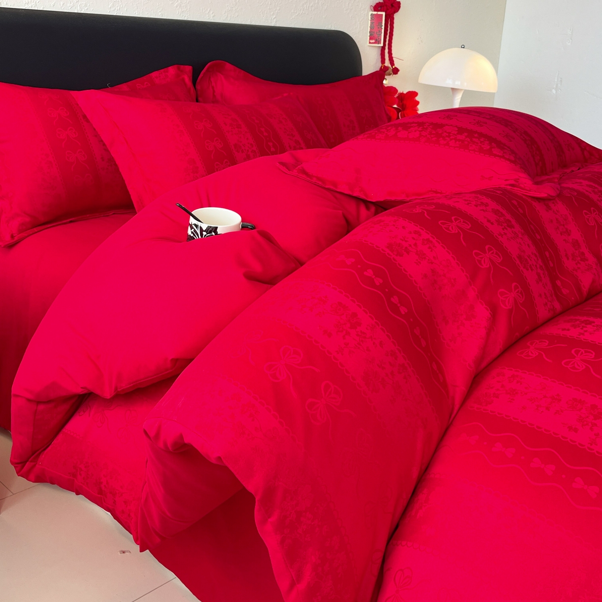 91家纺网 家纺一手货源 找家纺 大麦乐田 2026春夏新款贡缎提花大红四件套 恬梦