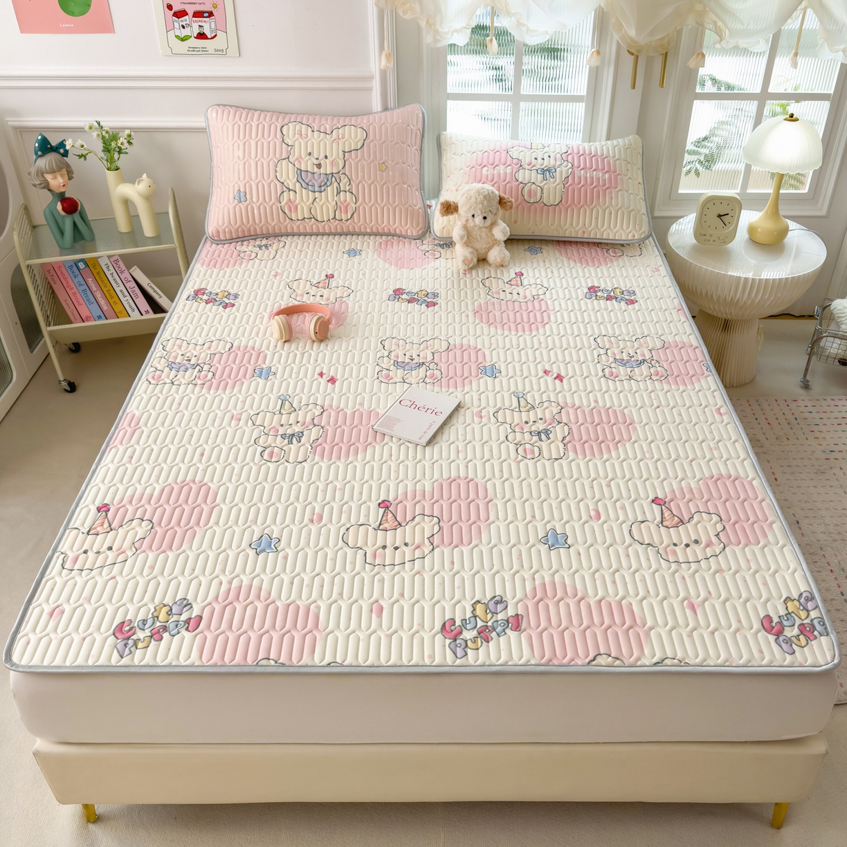 91家纺网 家纺一手货源 找家纺 摩妮卡 2026新款数码大版小清新乳胶凉席床席款三件套-场景二 甜心小熊