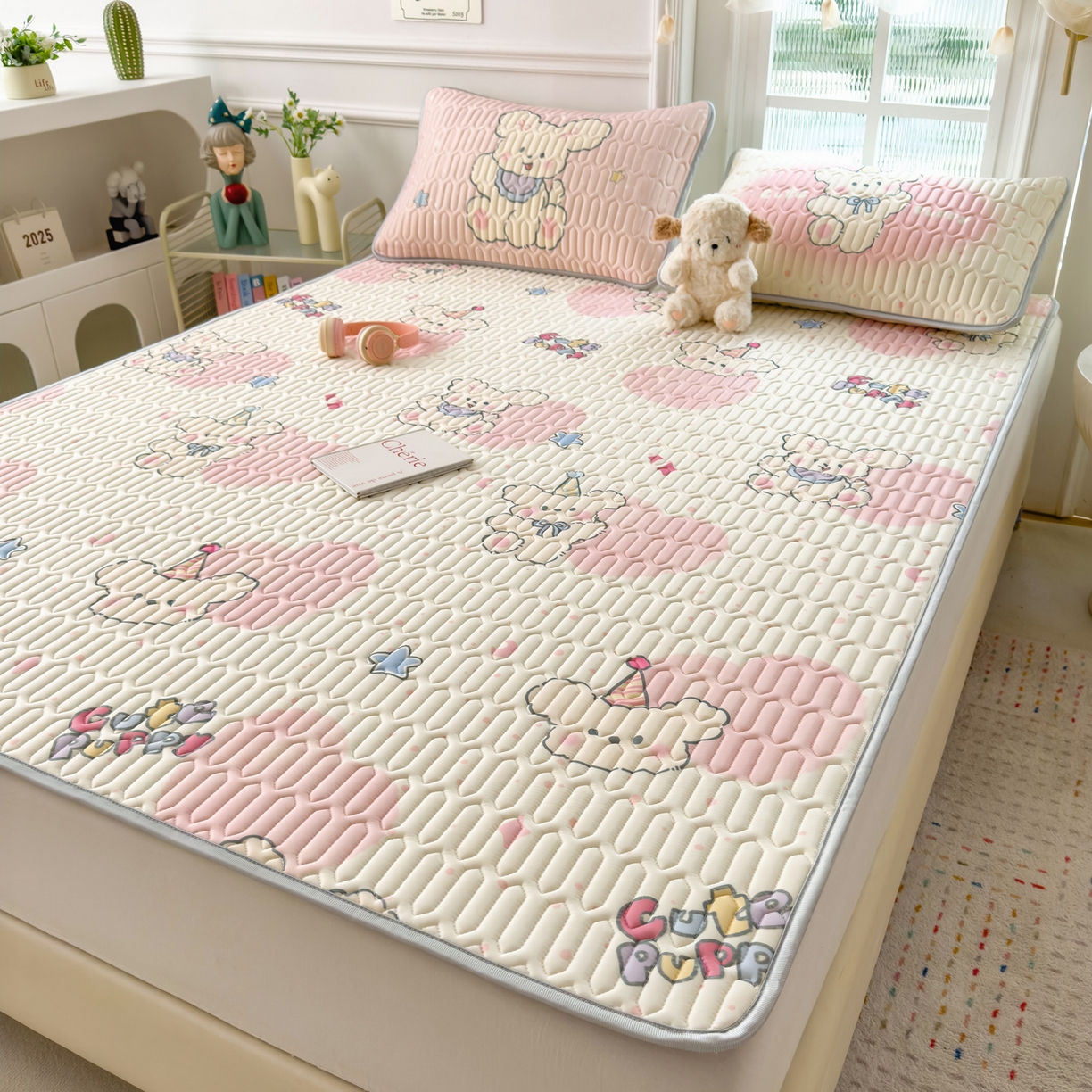 91家纺网 家纺一手货源 找家纺 摩妮卡 2026新款数码大版小清新乳胶凉席床席款三件套-场景二 甜心小熊