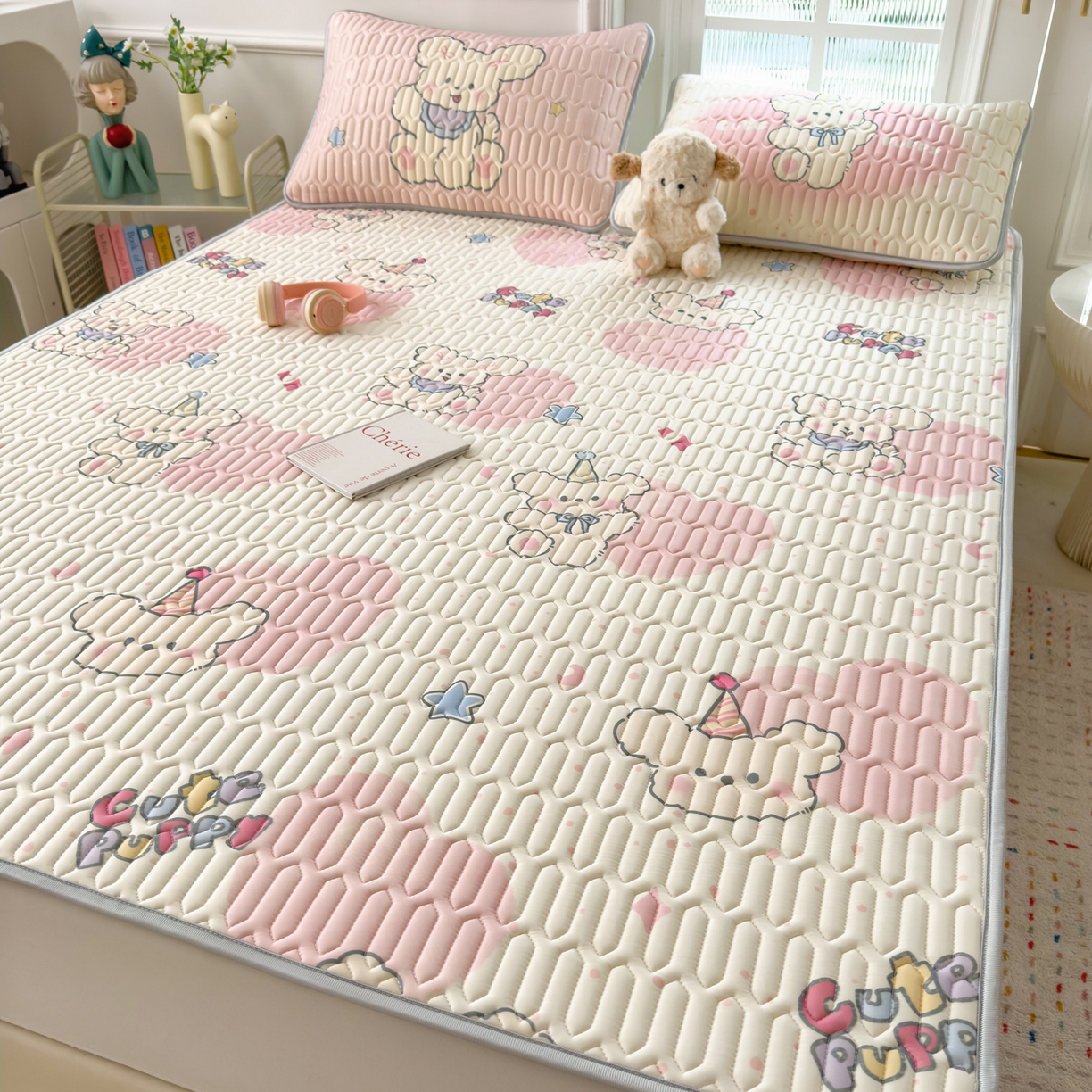 91家纺网 家纺一手货源 找家纺 摩妮卡 2026新款数码大版小清新乳胶凉席床席款三件套-场景二 甜心小熊