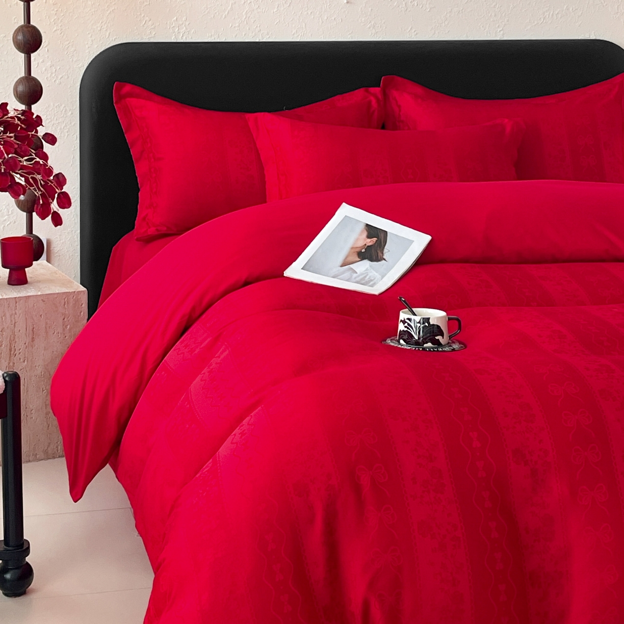 91家纺网 家纺一手货源 找家纺 大麦乐田 2026春夏新款贡缎提花大红四件套 恬梦