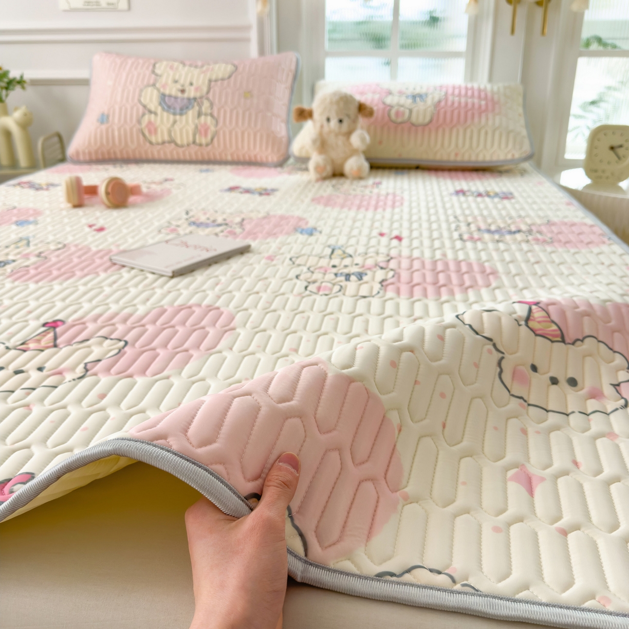 91家纺网 家纺一手货源 找家纺 摩妮卡 2026新款数码大版小清新乳胶凉席床席款三件套-场景二 甜心小熊