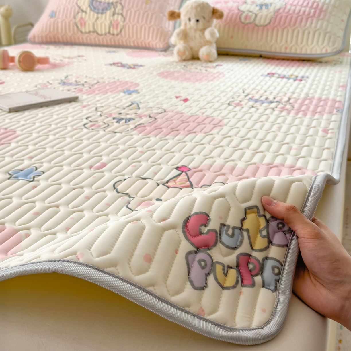 91家纺网 家纺一手货源 找家纺 摩妮卡 2026新款数码大版小清新乳胶凉席床席款三件套-场景二 甜心小熊