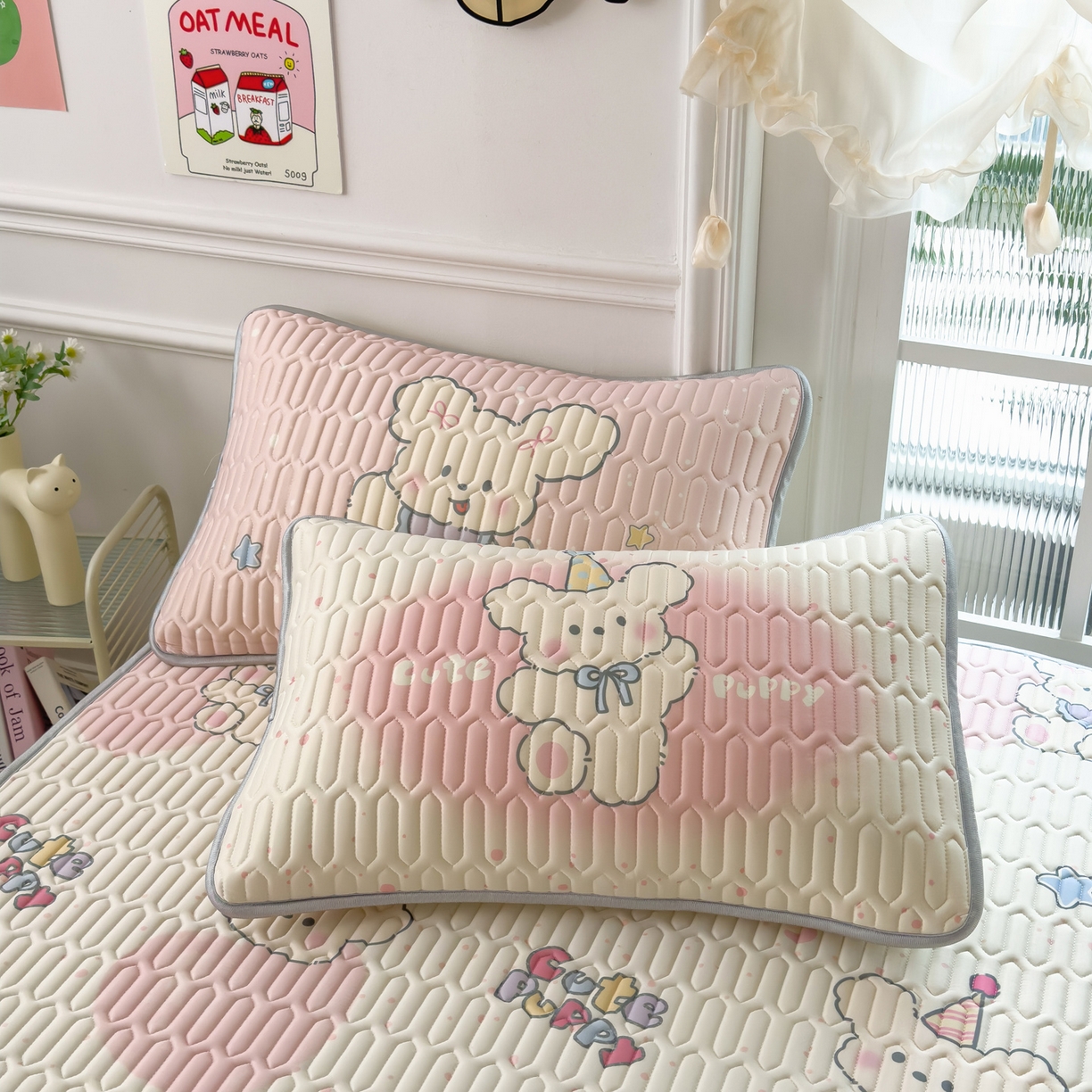 91家纺网 家纺一手货源 找家纺 摩妮卡 2026新款数码大版小清新乳胶凉席床席款三件套-场景二 甜心小熊