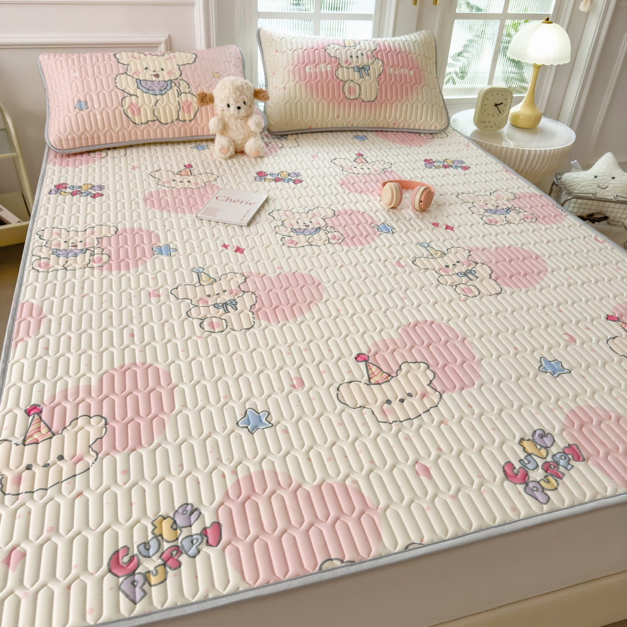 91家纺网 家纺一手货源 找家纺 摩妮卡 2026新款数码大版小清新乳胶凉席床席款三件套-场景二 甜心小熊