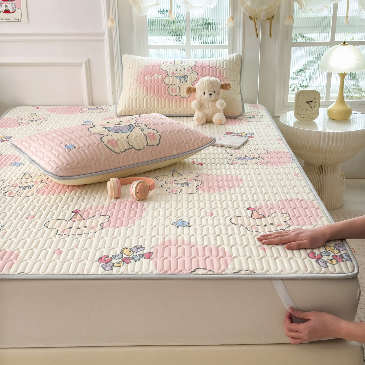 91家纺网 家纺一手货源 找家纺 摩妮卡 2026新款数码大版小清新乳胶凉席床席款三件套-场景二 甜心小熊