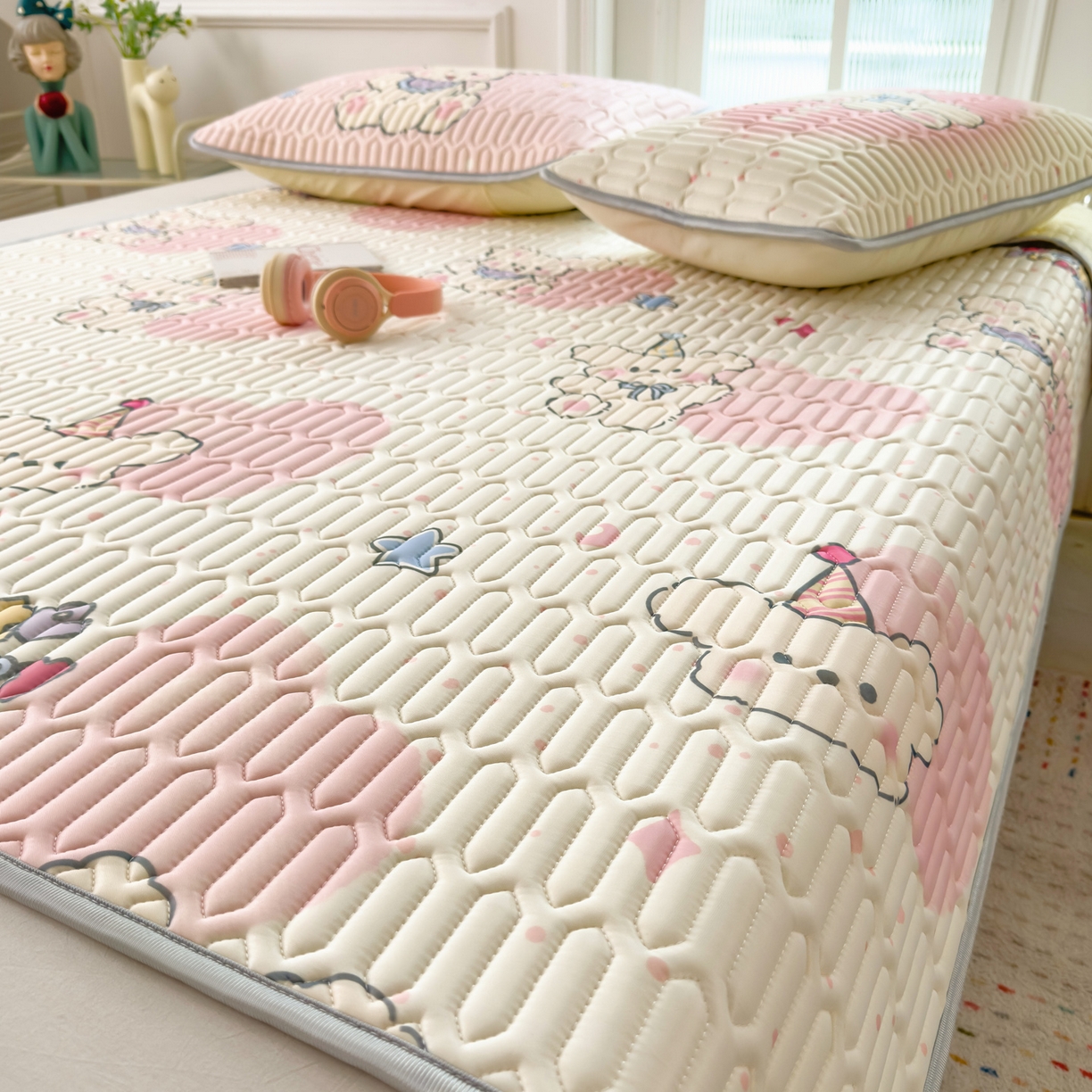 91家纺网 家纺一手货源 找家纺 摩妮卡 2026新款数码大版小清新乳胶凉席床席款三件套-场景二 甜心小熊