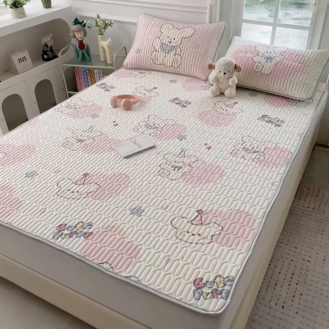 91家纺网 家纺一手货源 找家纺 摩妮卡 2026新款数码大版小清新乳胶凉席床席款三件套-场景二 甜心小熊