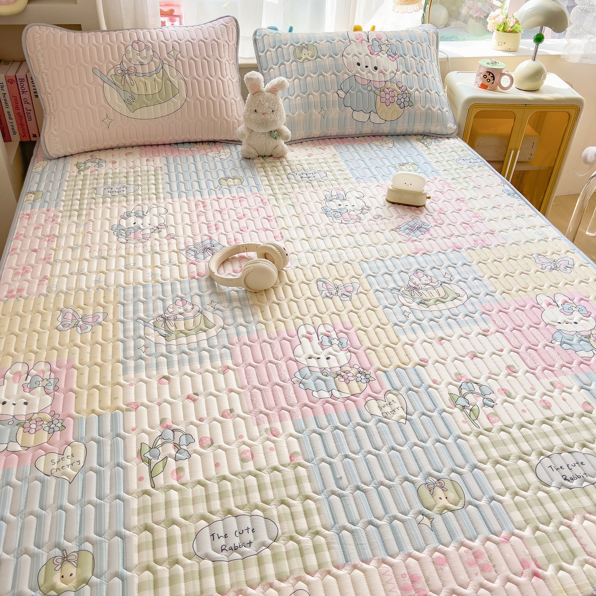 91家纺网 家纺一手货源 找家纺 摩妮卡 2026新款数码大版小清新乳胶凉席床席款三件套-场景二 童话小片段