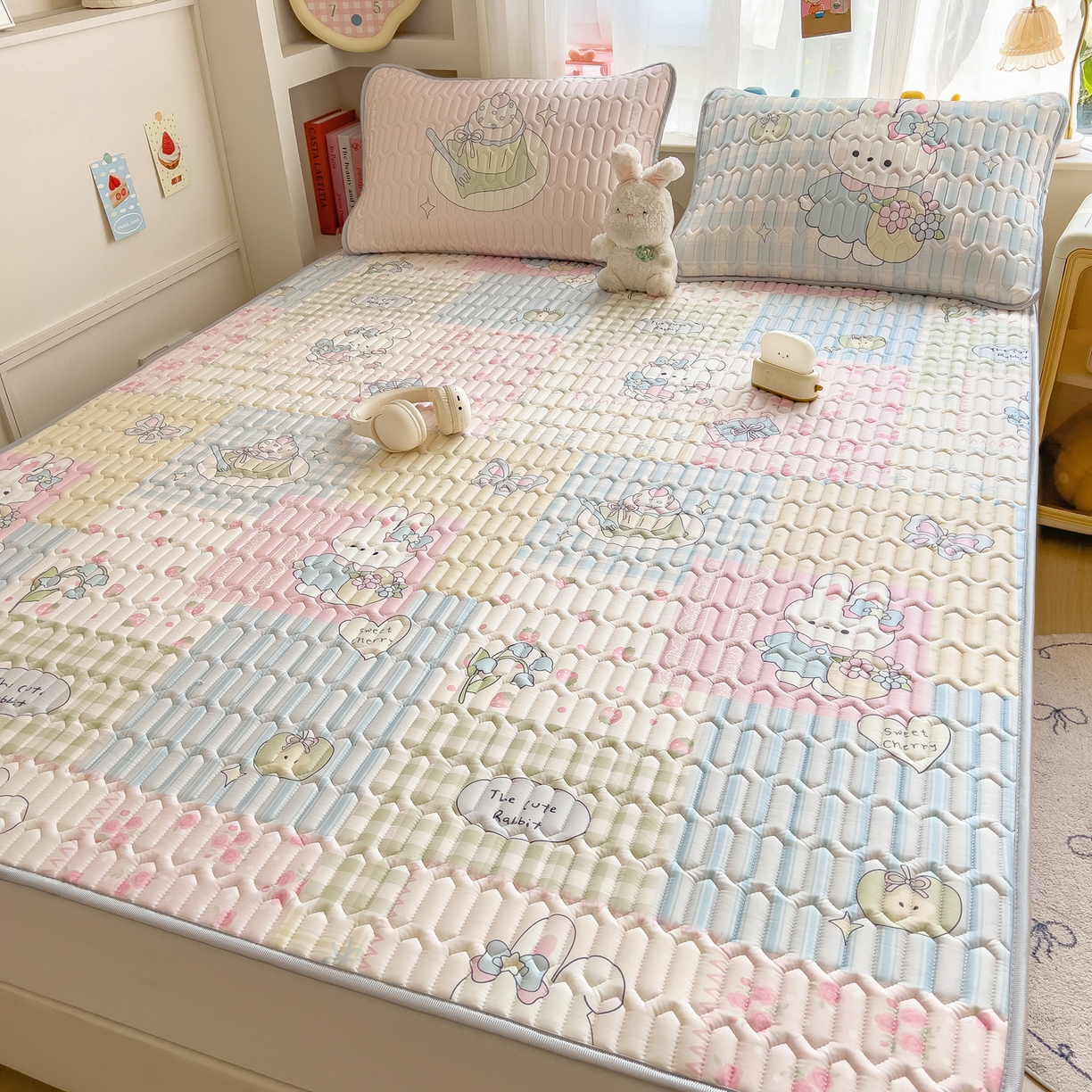 91家纺网 家纺一手货源 找家纺 摩妮卡 2026新款数码大版小清新乳胶凉席床席款三件套-场景二 童话小片段