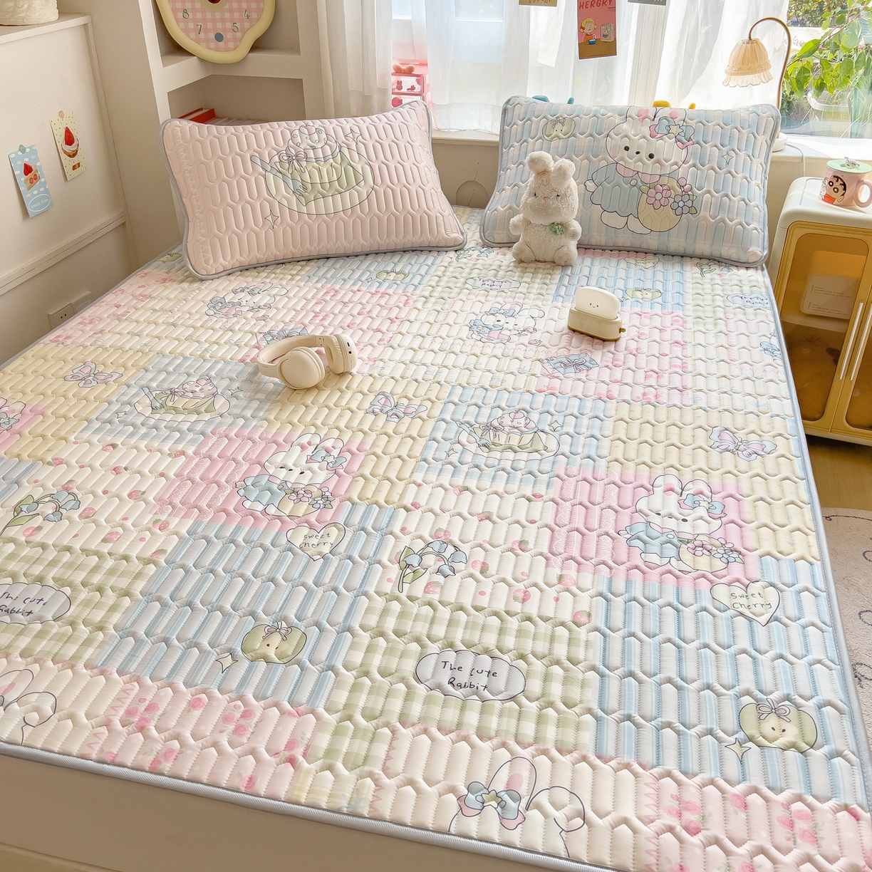 91家纺网 家纺一手货源 找家纺 摩妮卡 2026新款数码大版小清新乳胶凉席床席款三件套-场景二 童话小片段