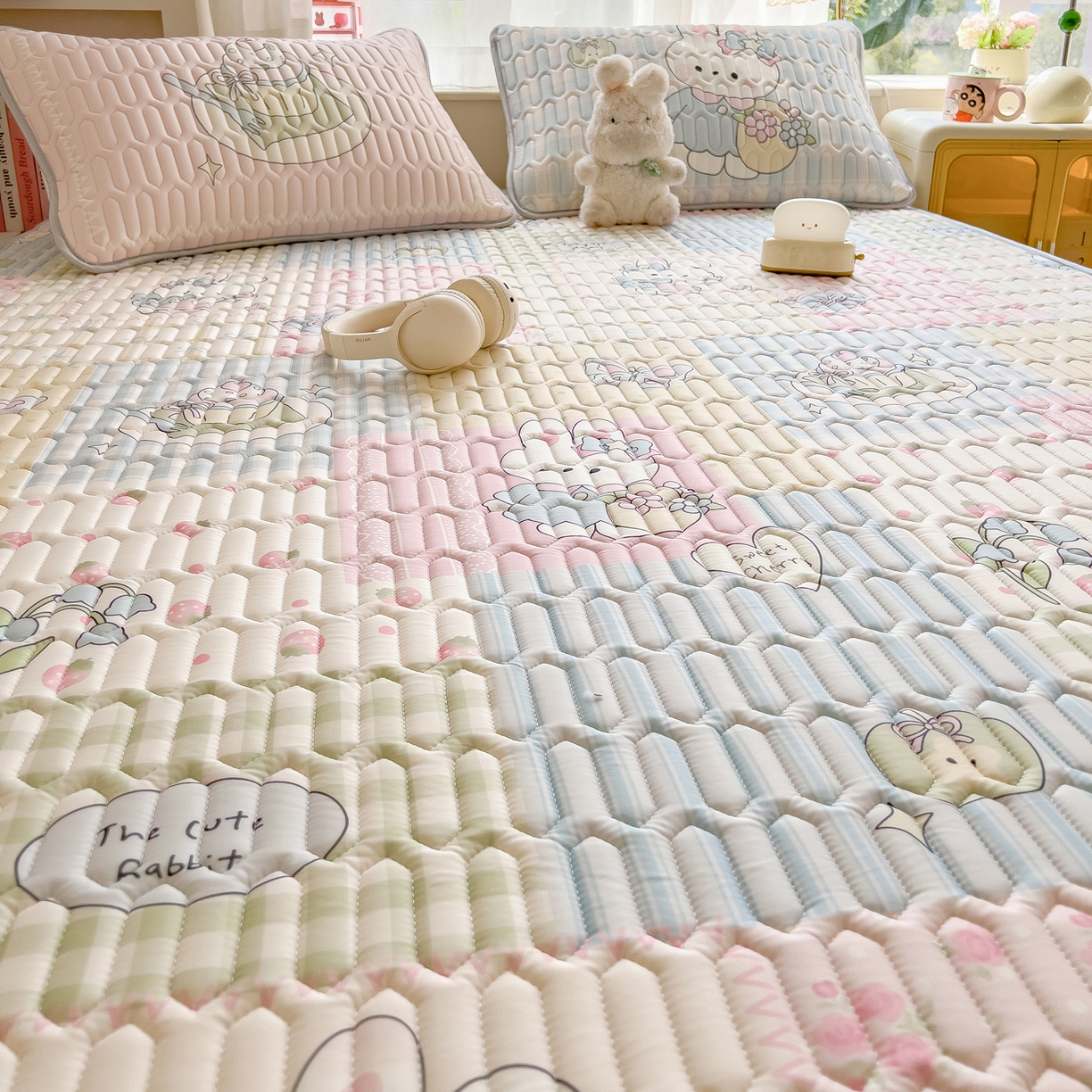 91家纺网 家纺一手货源 找家纺 摩妮卡 2026新款数码大版小清新乳胶凉席床席款三件套-场景二 童话小片段