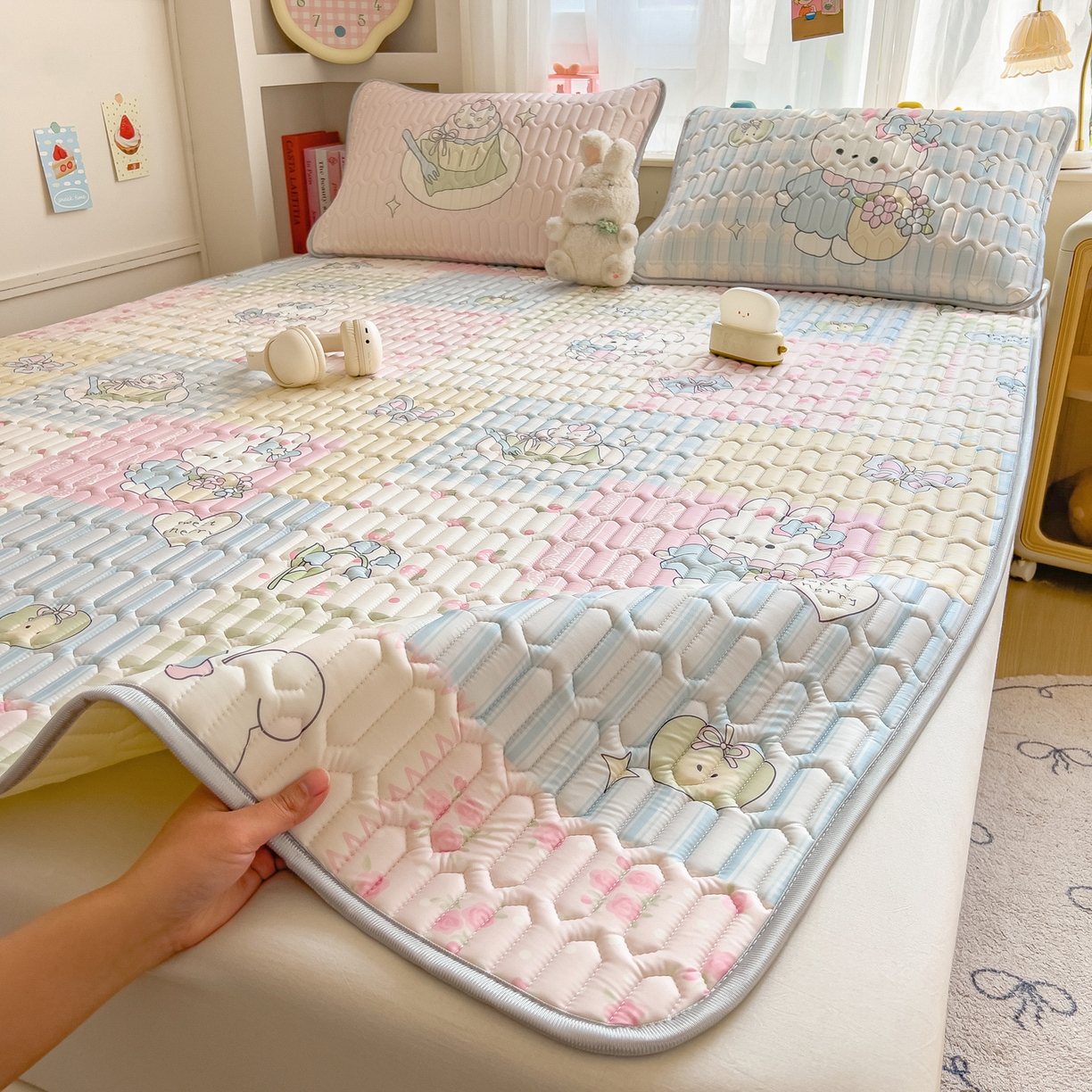 91家纺网 家纺一手货源 找家纺 摩妮卡 2026新款数码大版小清新乳胶凉席床席款三件套-场景二 童话小片段