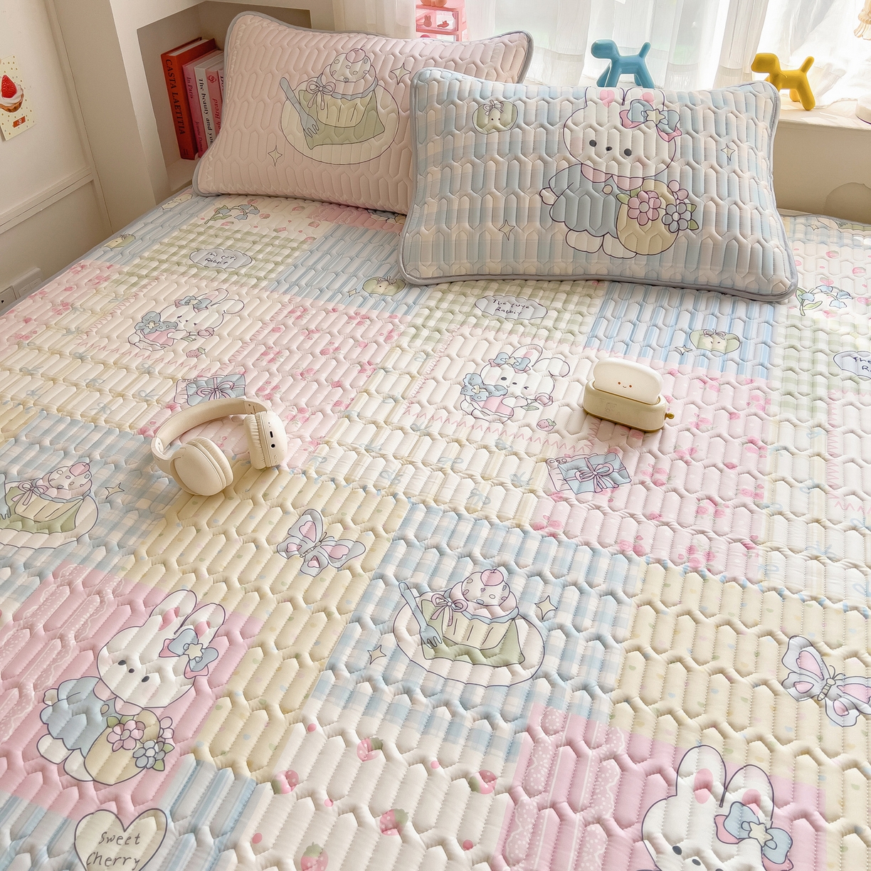 91家纺网 家纺一手货源 找家纺 摩妮卡 2026新款数码大版小清新乳胶凉席床席款三件套-场景二 童话小片段