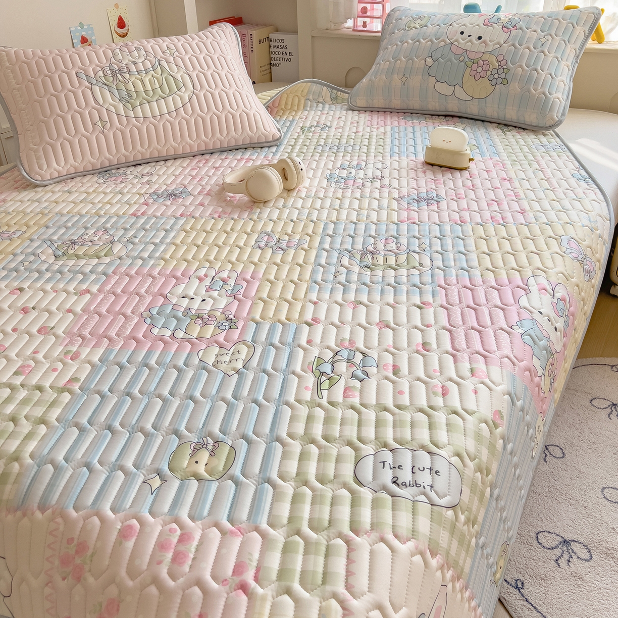 91家纺网 家纺一手货源 找家纺 摩妮卡 2026新款数码大版小清新乳胶凉席床席款三件套-场景二 童话小片段