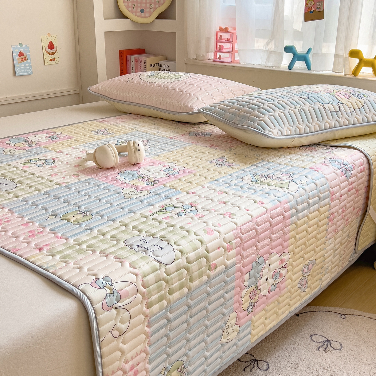 91家纺网 家纺一手货源 找家纺 摩妮卡 2026新款数码大版小清新乳胶凉席床席款三件套-场景二 童话小片段