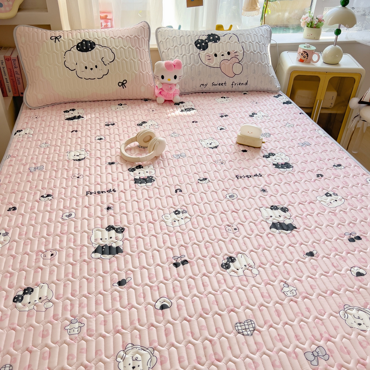 91家纺网 家纺一手货源 找家纺 摩妮卡 2026新款数码大版小清新乳胶凉席床席款三件套-场景二 温暖日常-粉