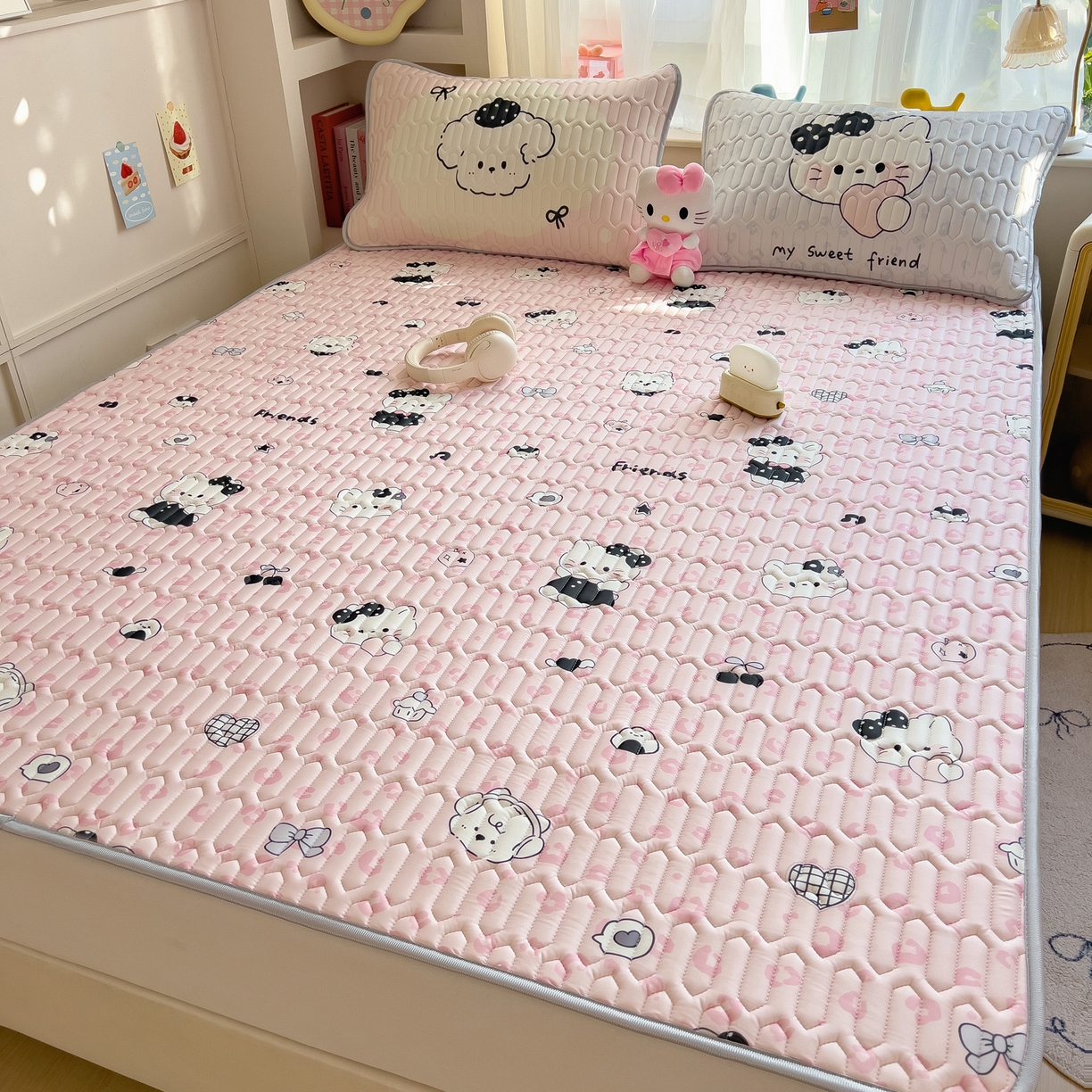 91家纺网 家纺一手货源 找家纺 摩妮卡 2026新款数码大版小清新乳胶凉席床席款三件套-场景二 温暖日常-粉