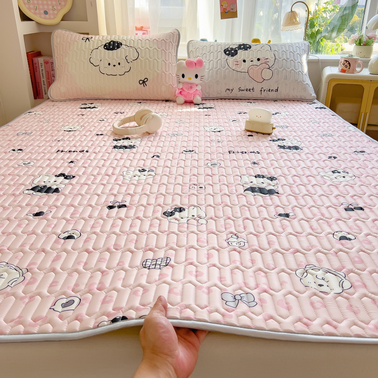 91家纺网 家纺一手货源 找家纺 摩妮卡 2026新款数码大版小清新乳胶凉席床席款三件套-场景二 温暖日常-粉