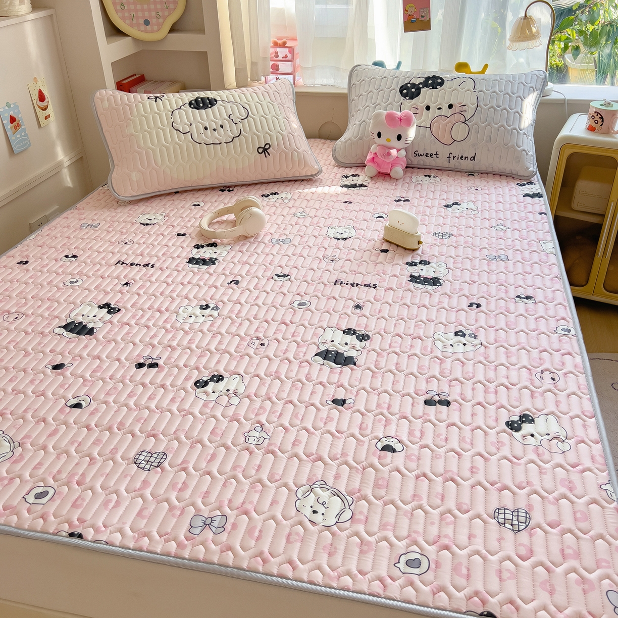 91家纺网 家纺一手货源 找家纺 摩妮卡 2026新款数码大版小清新乳胶凉席床席款三件套-场景二 温暖日常-粉