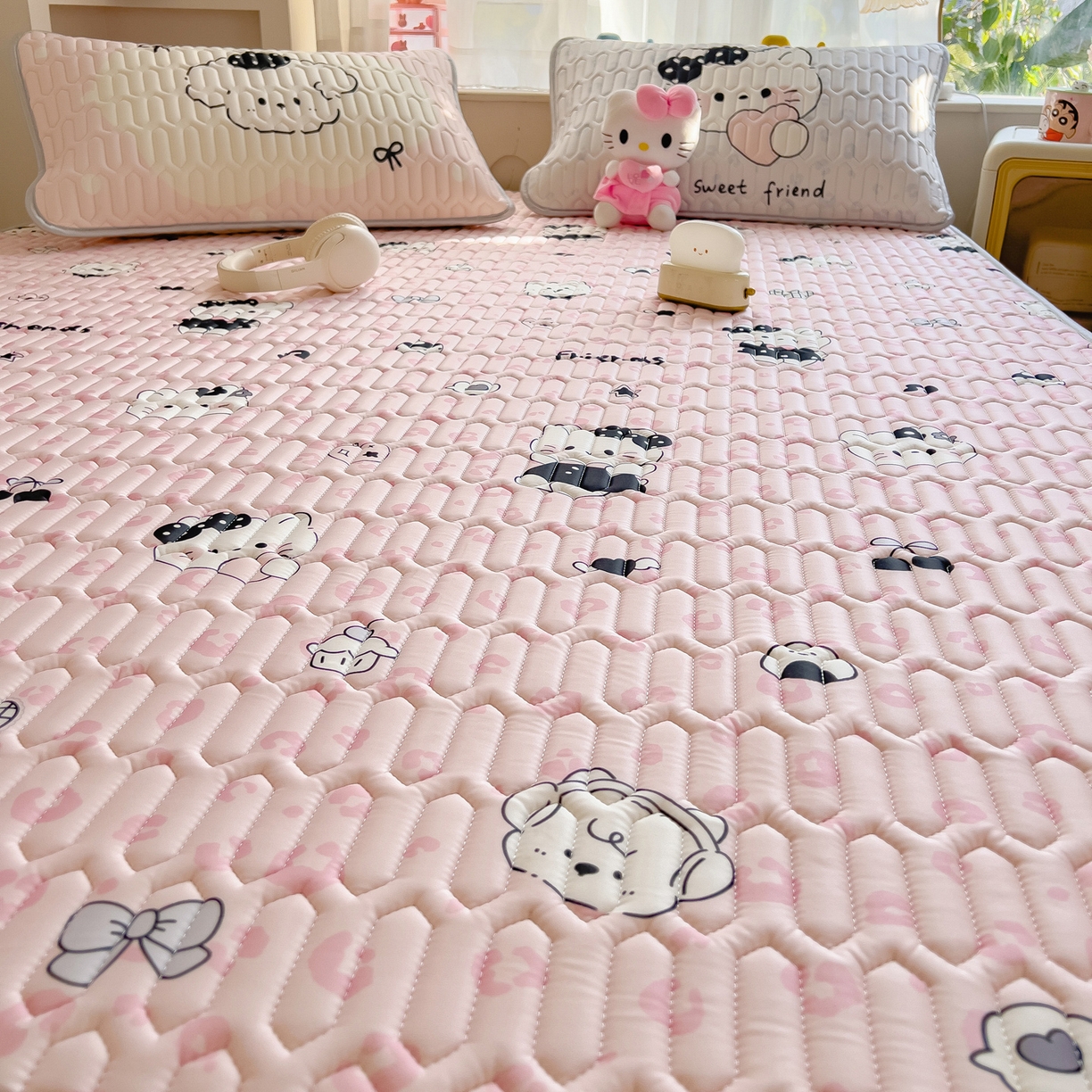 91家纺网 家纺一手货源 找家纺 摩妮卡 2026新款数码大版小清新乳胶凉席床席款三件套-场景二 温暖日常-粉