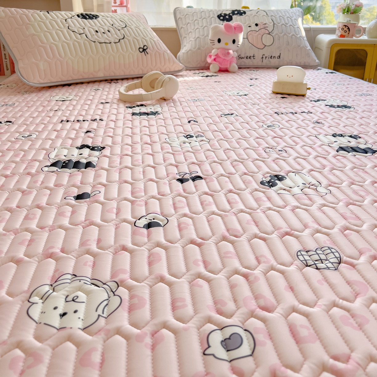 91家纺网 家纺一手货源 找家纺 摩妮卡 2026新款数码大版小清新乳胶凉席床席款三件套-场景二 温暖日常-粉